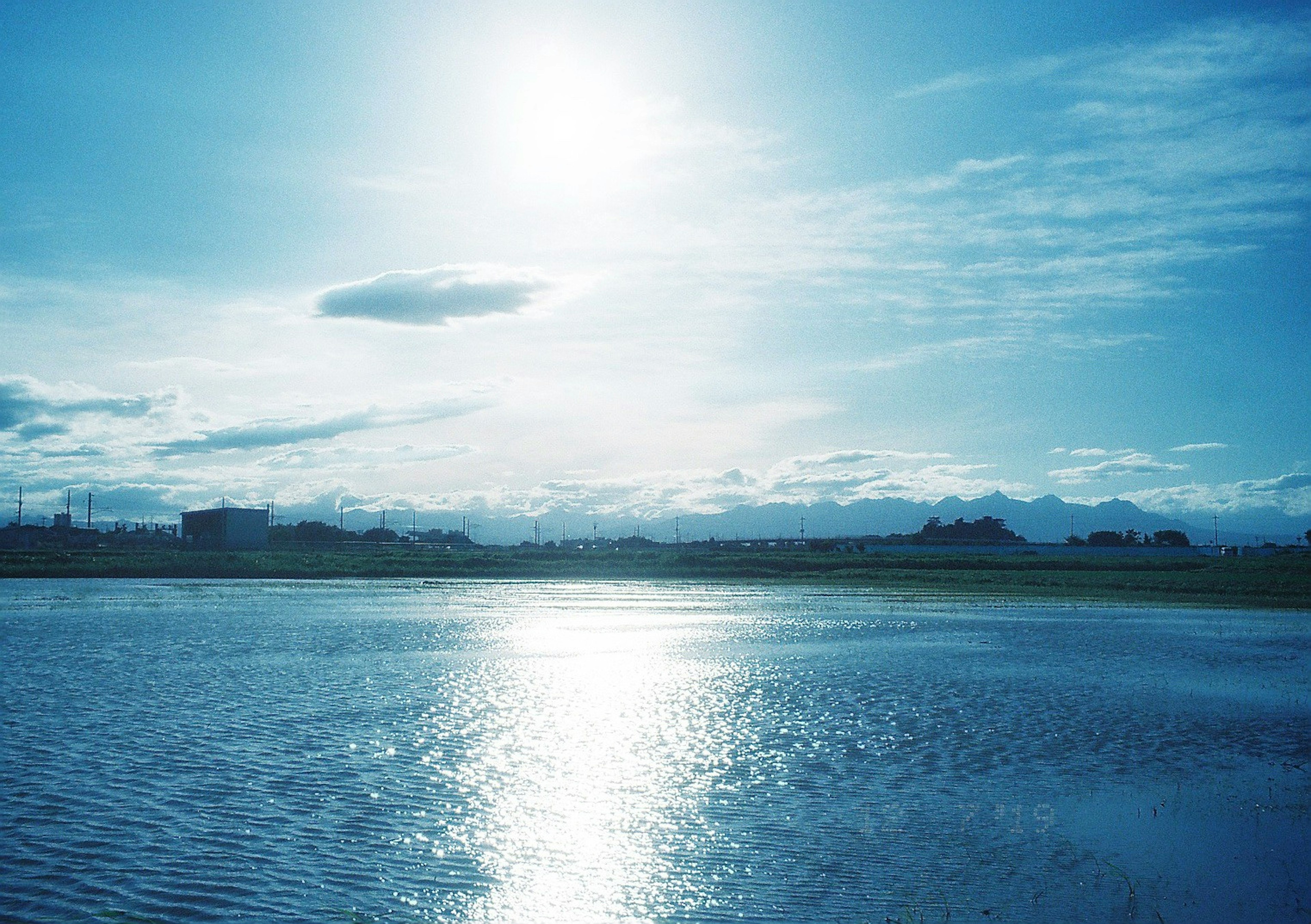 青い空と水面の反射が美しい風景