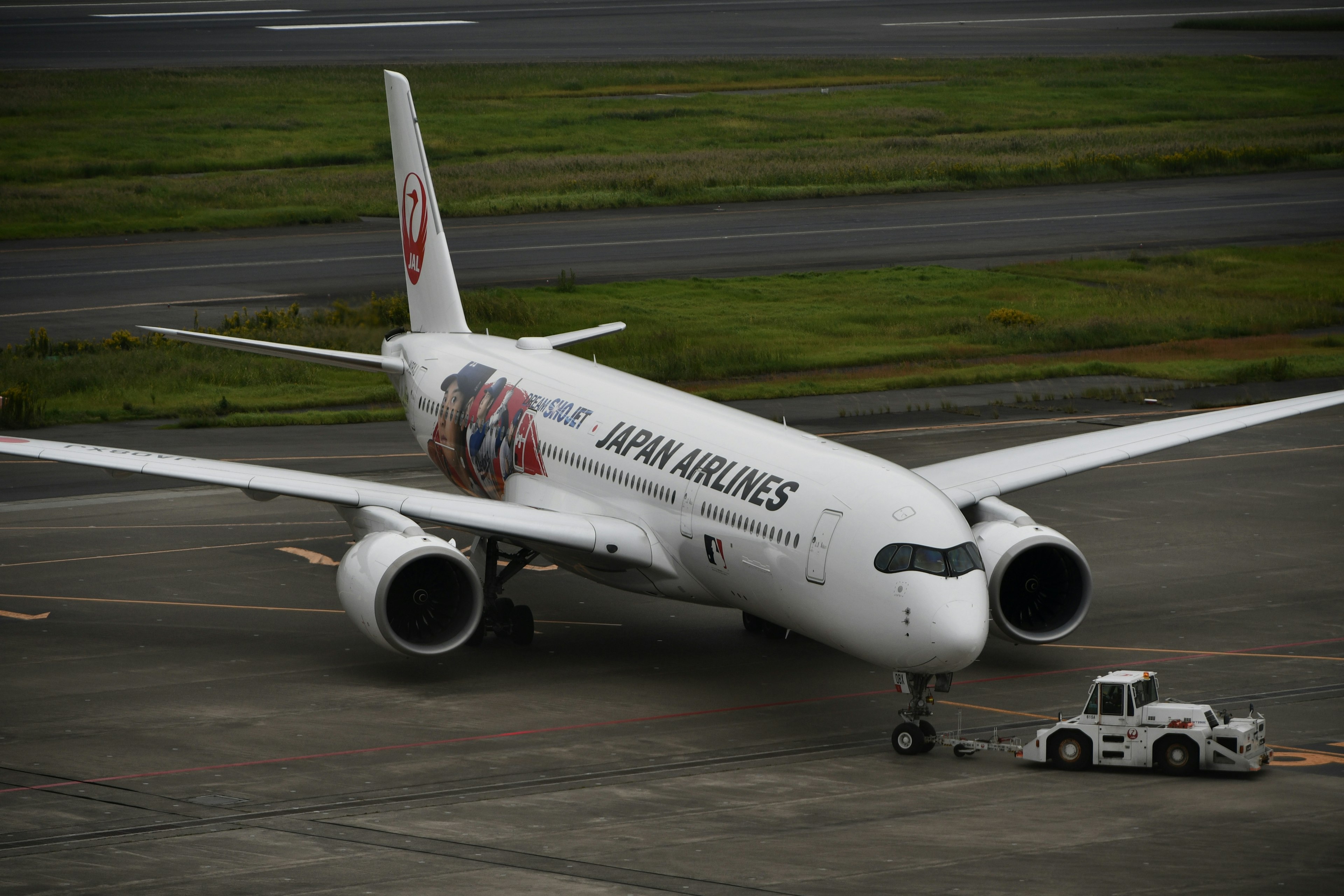 日本航空のボーイング787が滑走路に停まっている