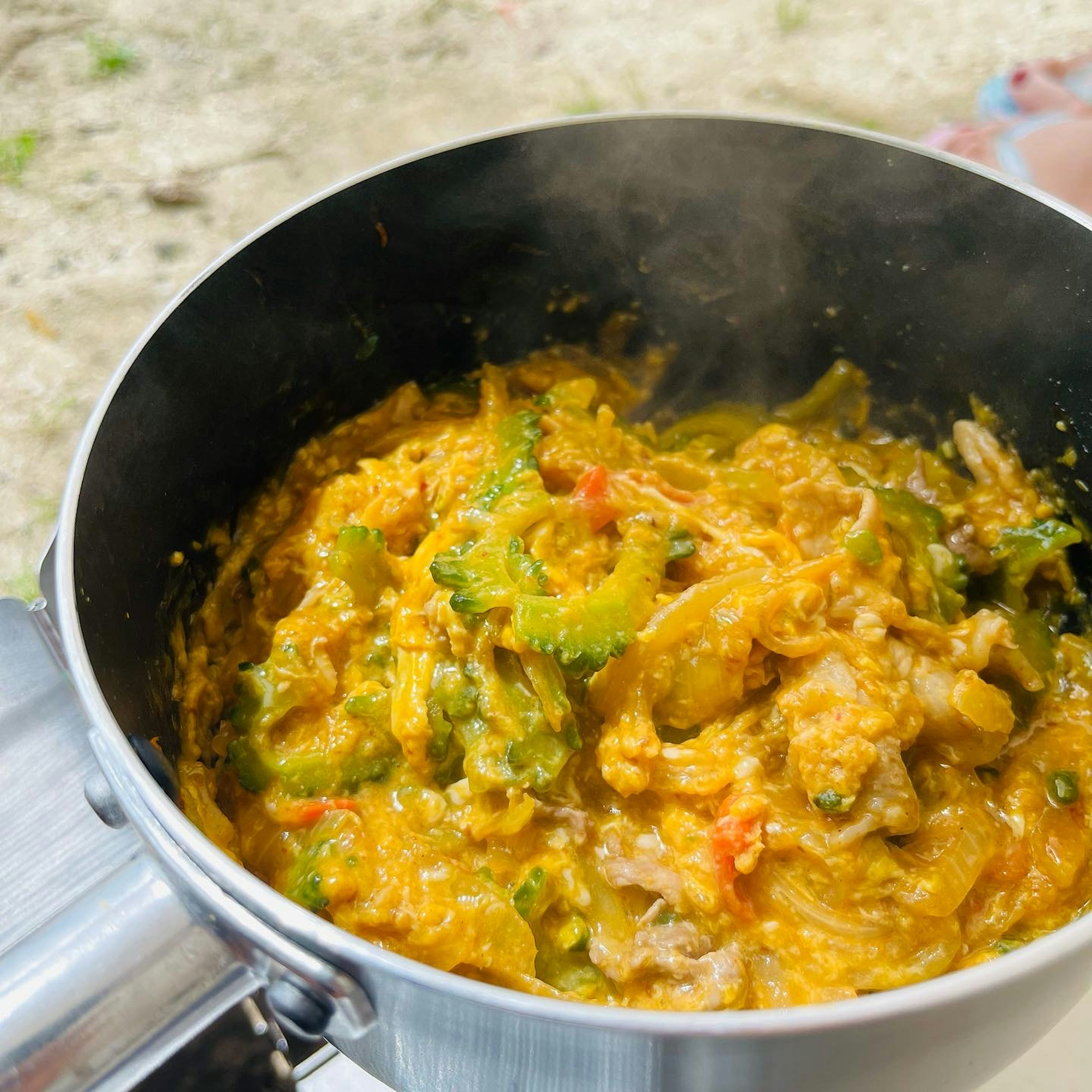 Un plat vibrant mijotant dans une casserole