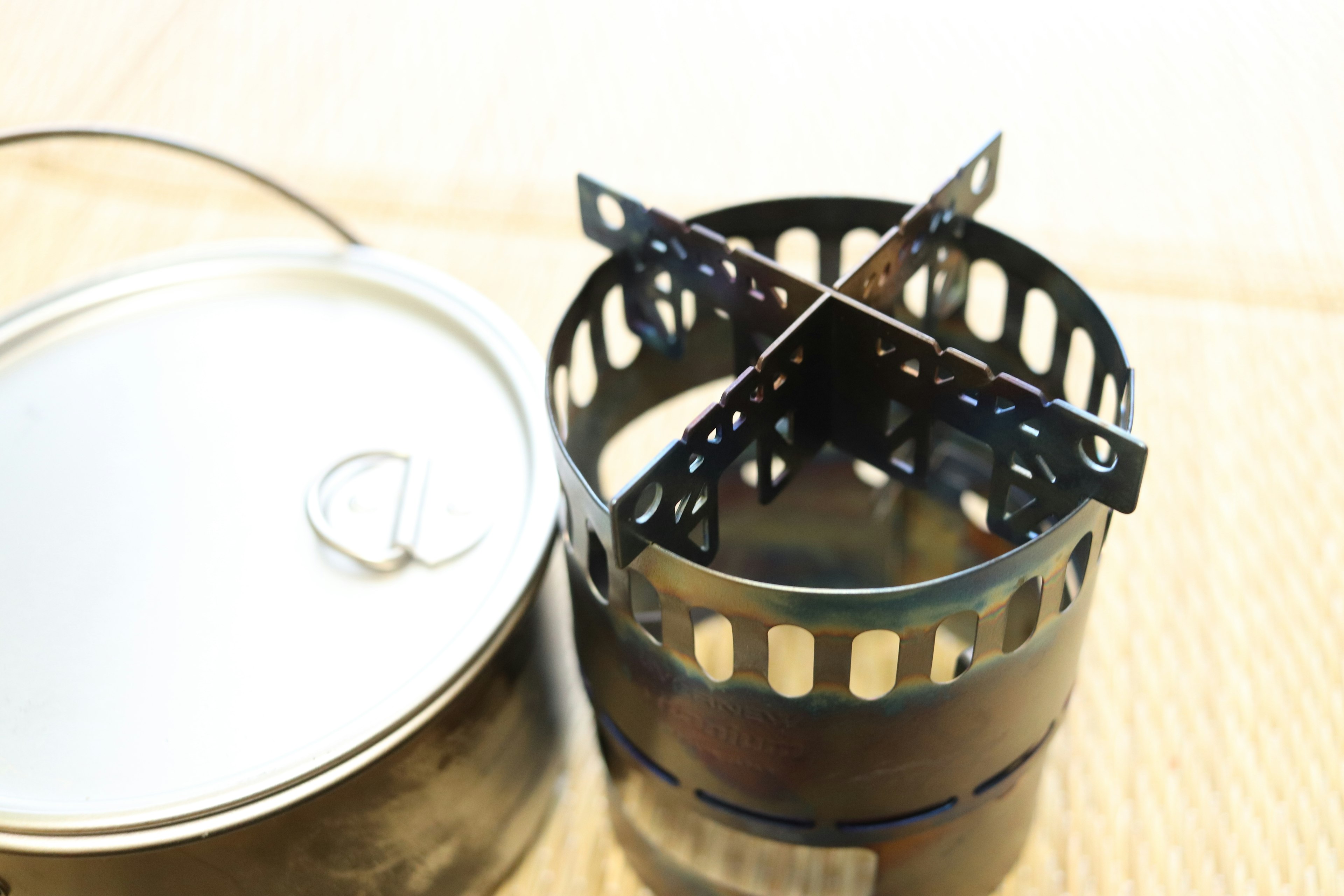 Metal stove with lid and cross-shaped holder