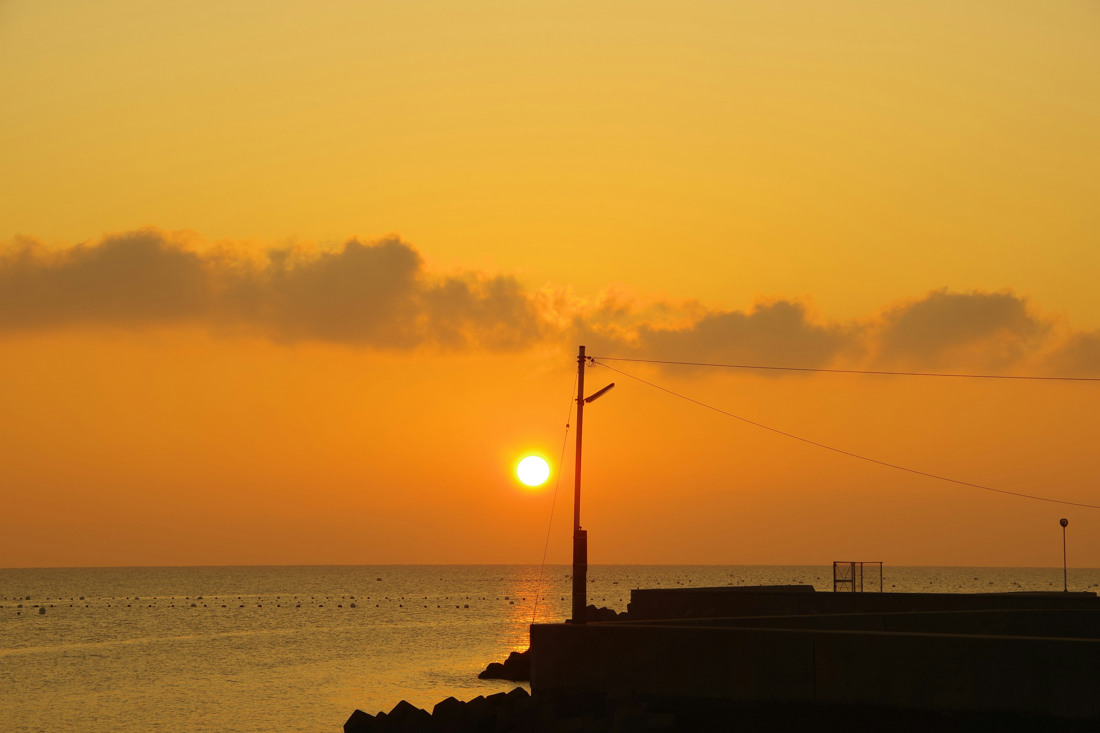 美丽的橙色夕阳映照在海面上