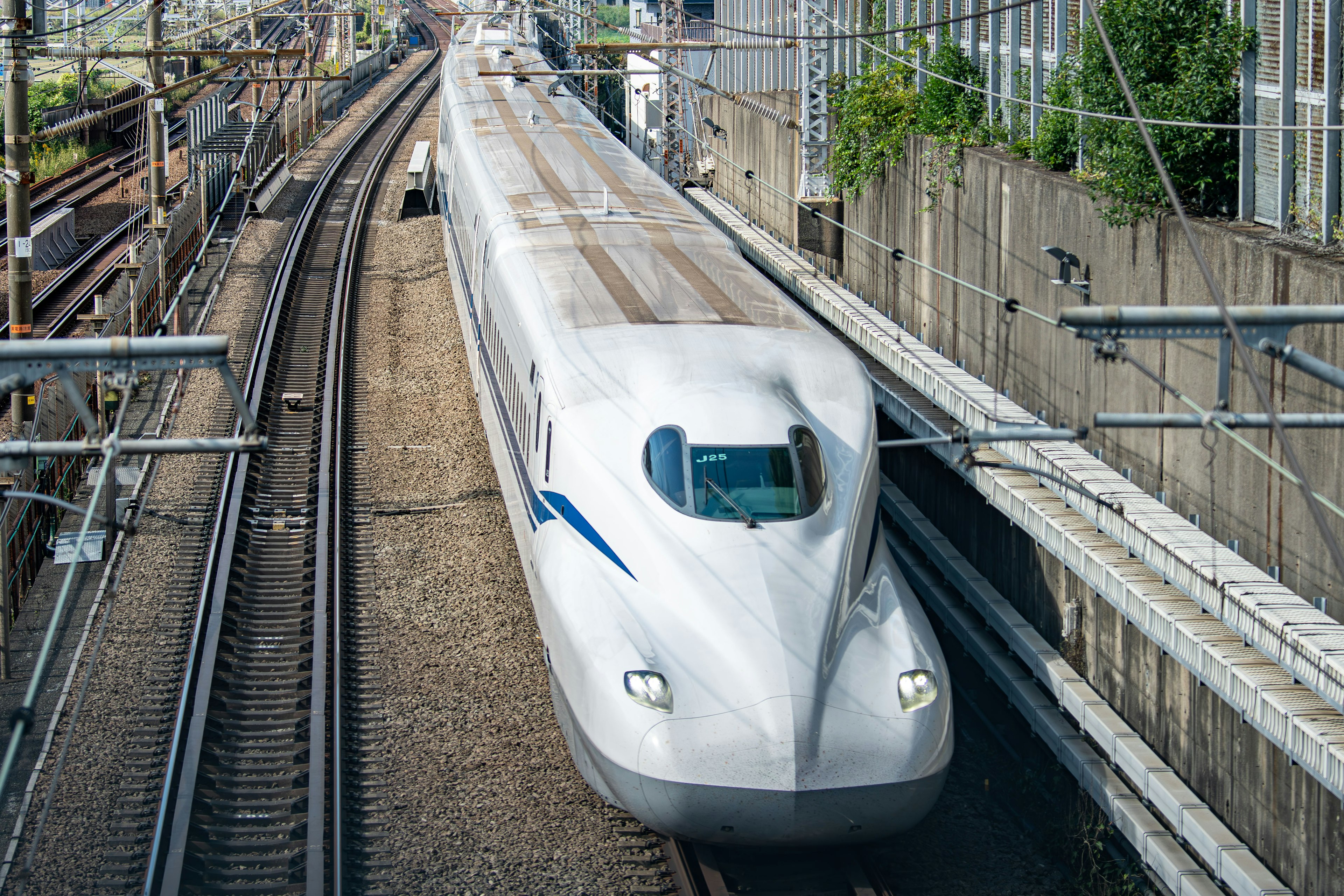 รถไฟชิงกันเซนกำลังวิ่งบนราง