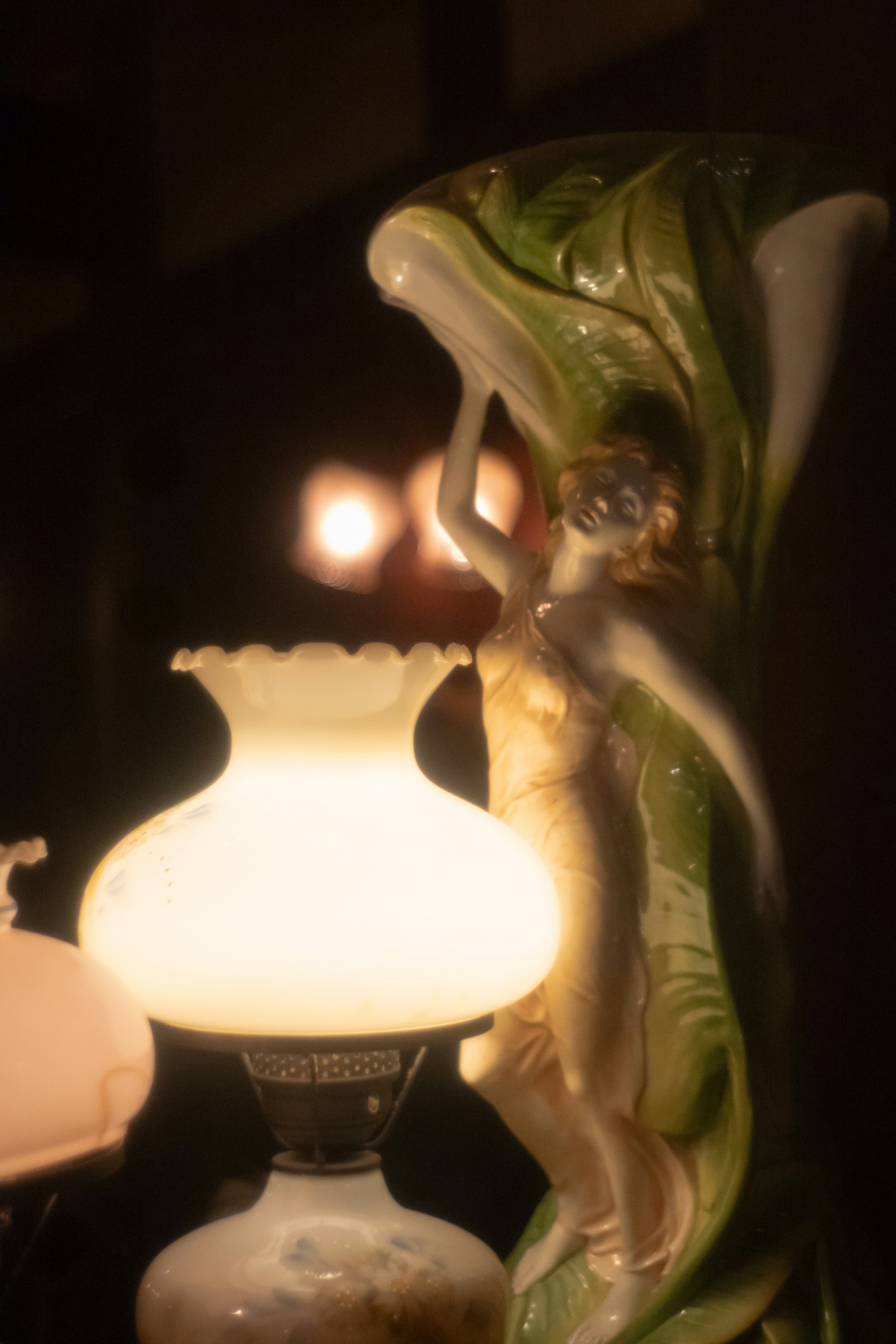 Une belle scène intérieure avec une lampe et une figurine en céramique illuminée doucement