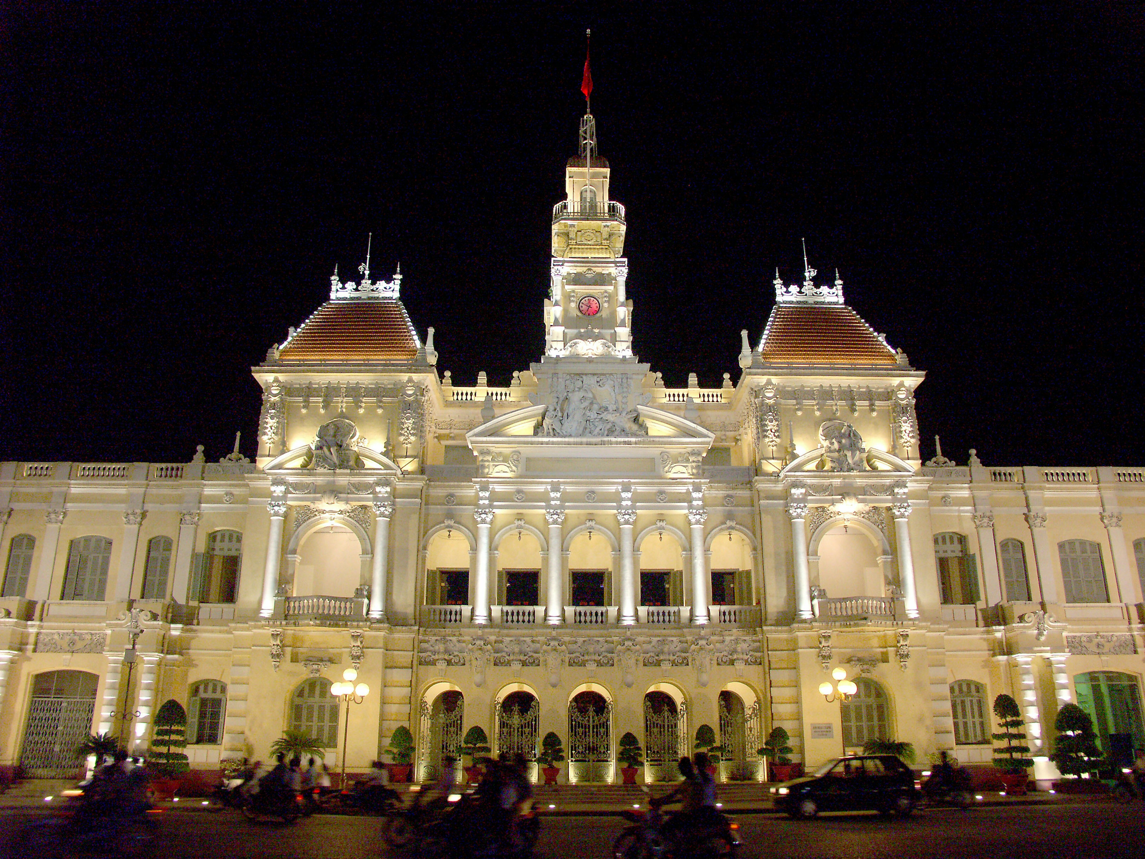 Vista nocturna del Ayuntamiento de Ho Chi Minh con hermosa iluminación y arquitectura decorativa