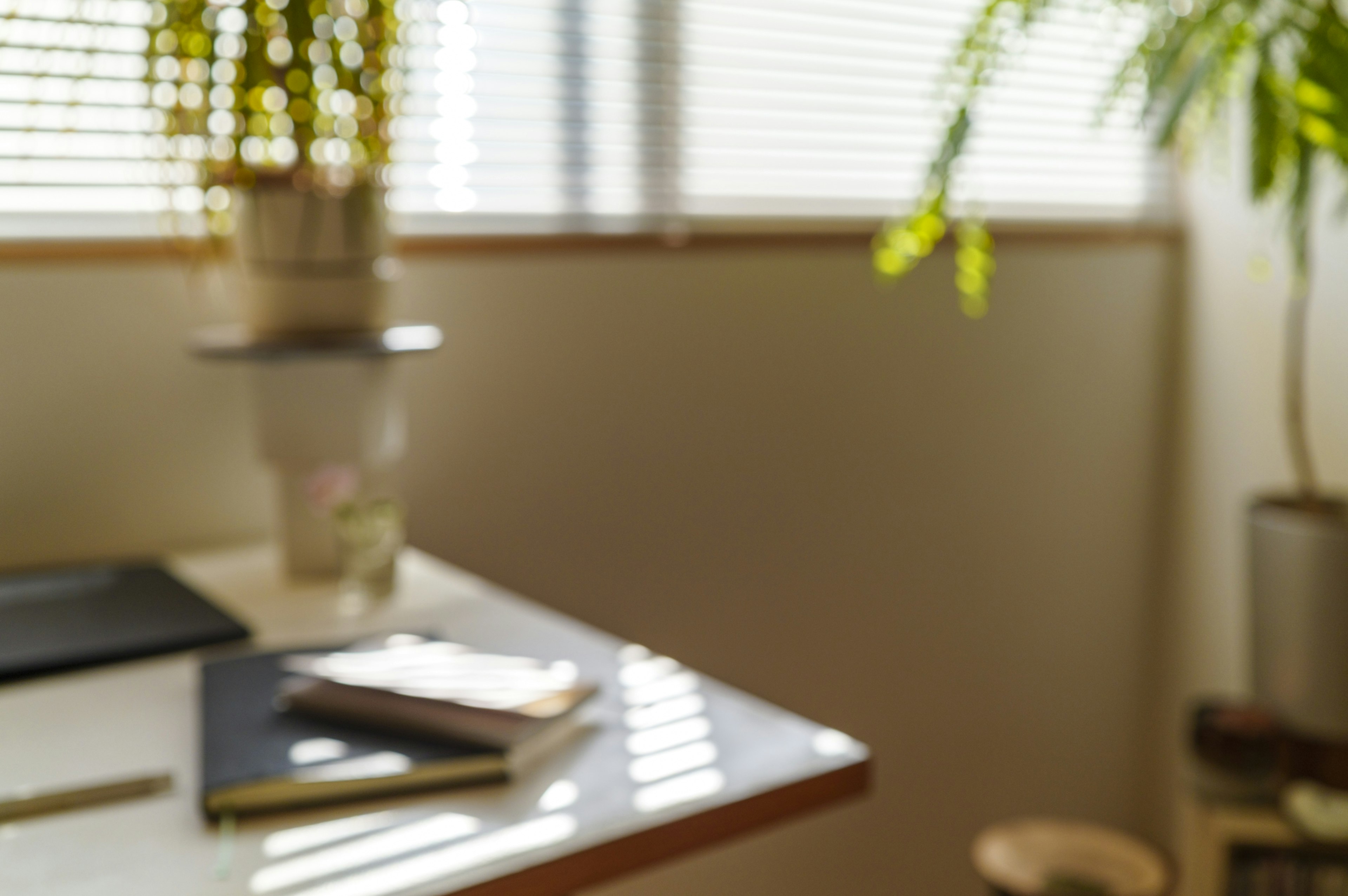 Escena de escritorio interior brillante con cuadernos y una planta