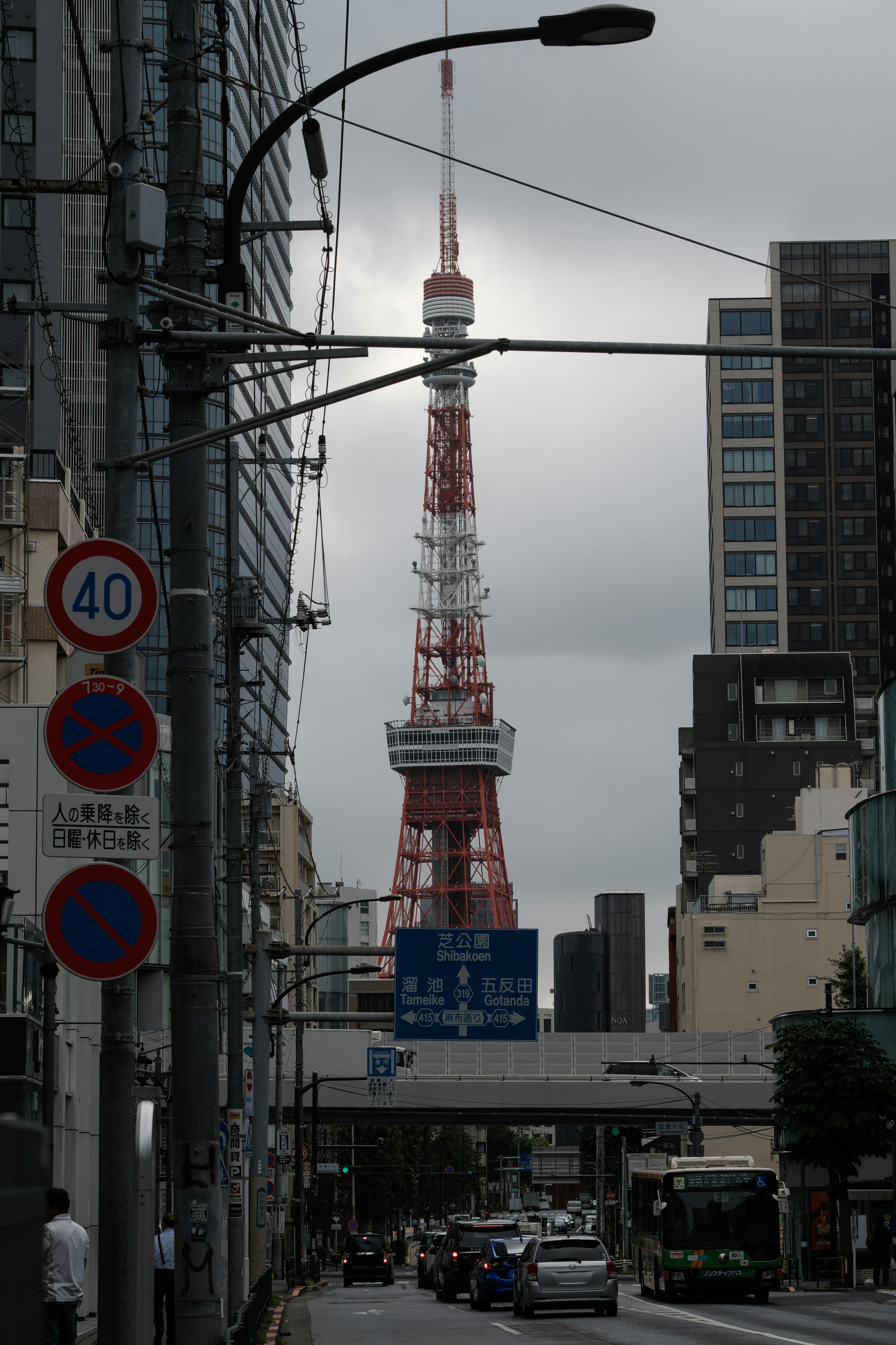 Straßenansicht mit dem Tokyo Tower und Gebäuden