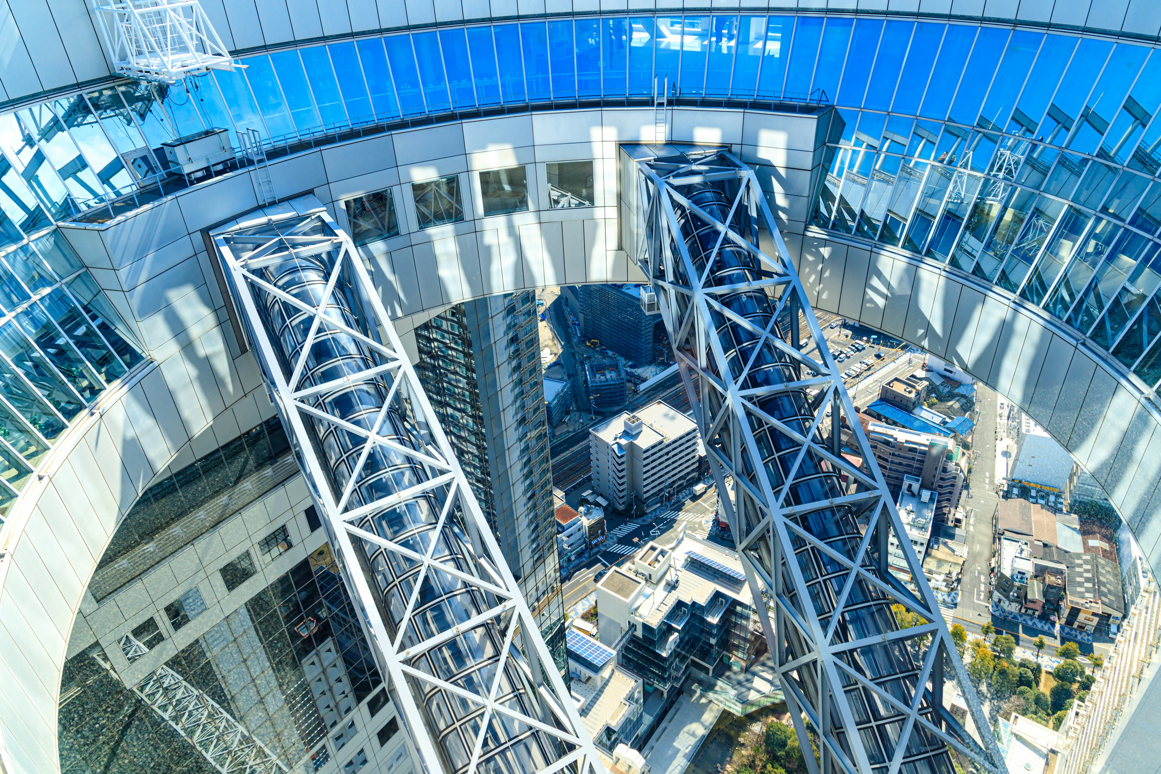 Vue aérienne d'une structure moderne avec des poutres en acier et des panneaux de verre