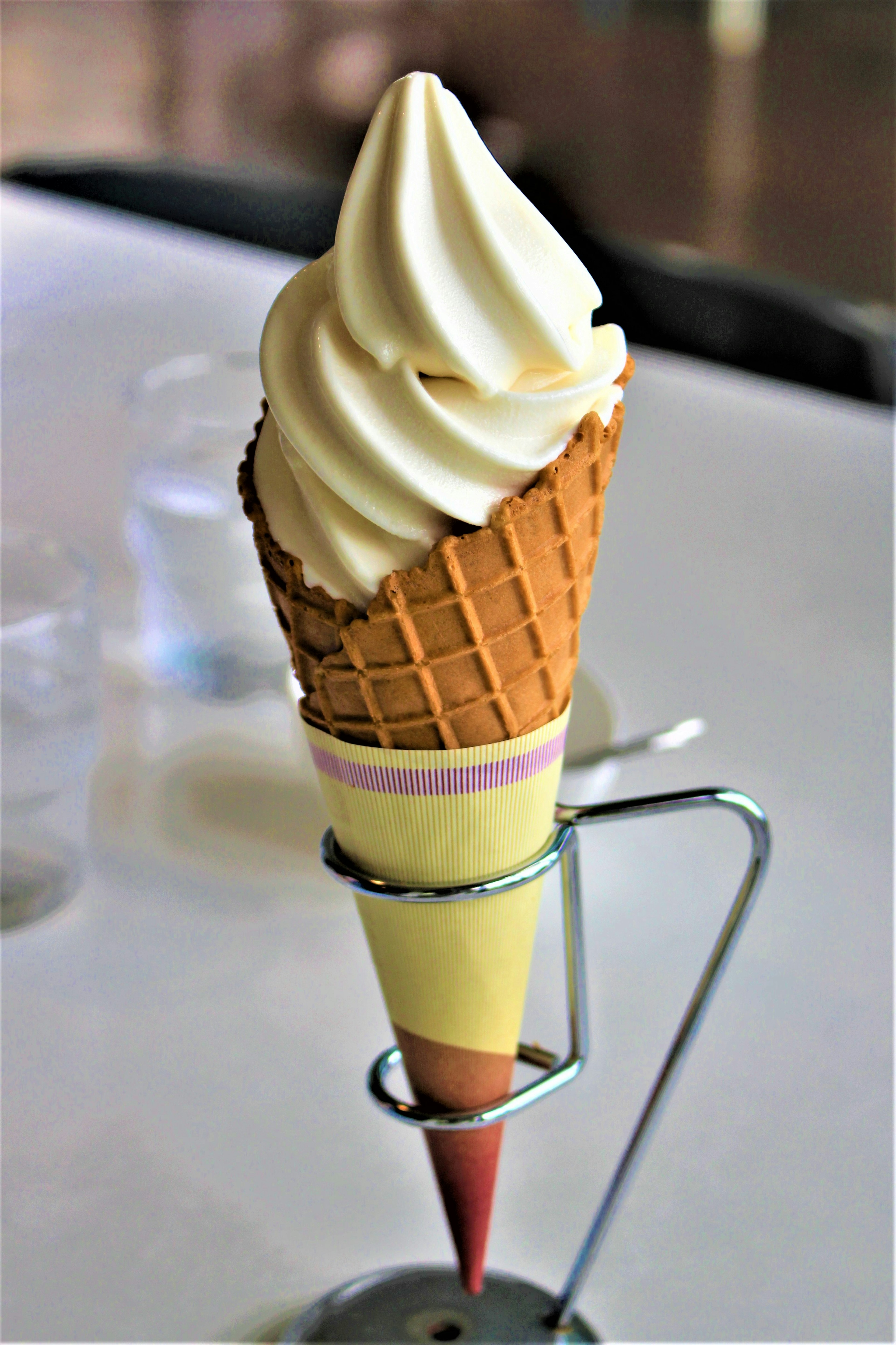 Cone es krim dengan es krim lembut dalam cone wafel