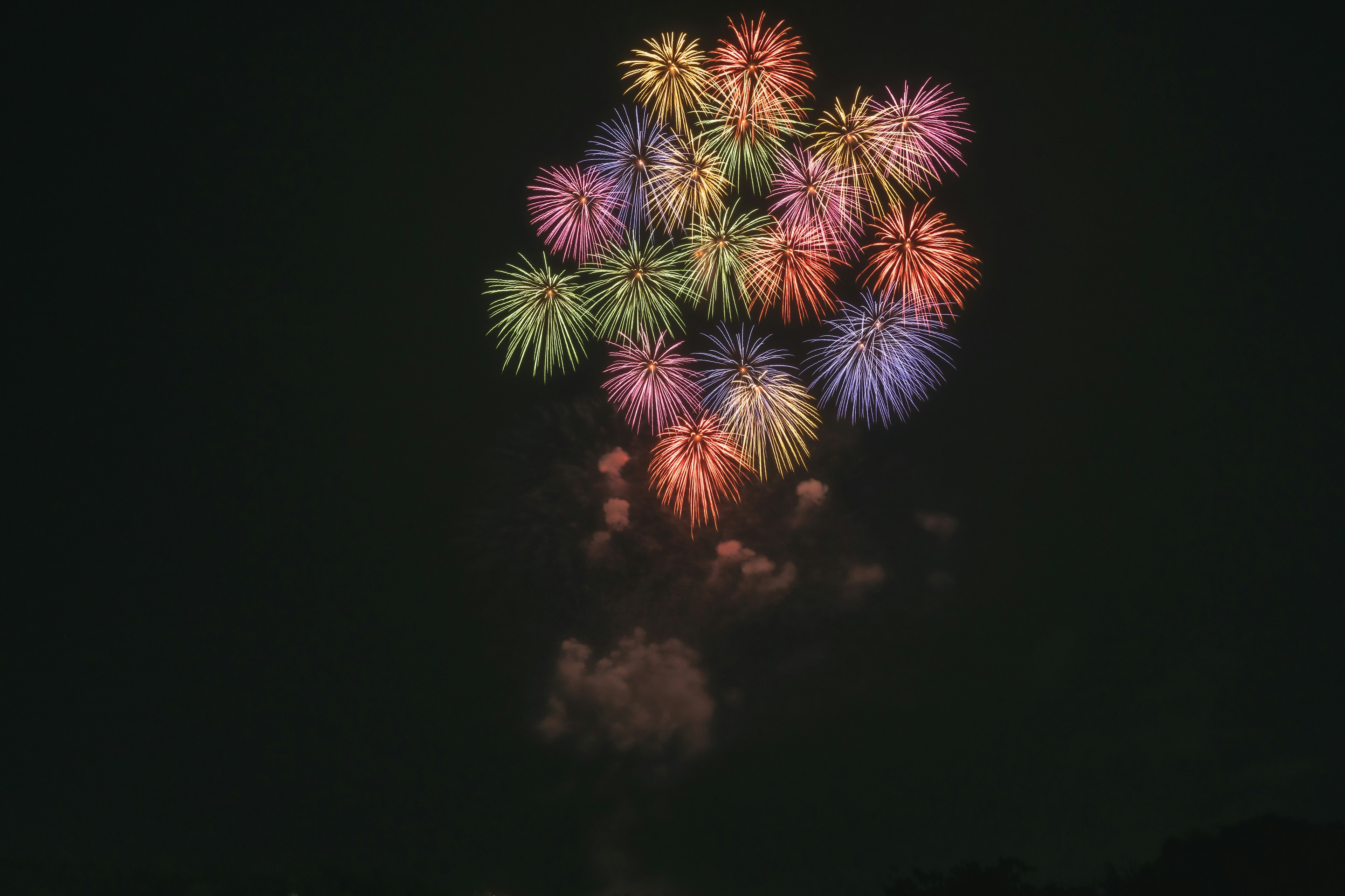 夜空に咲くカラフルな花火の群れ