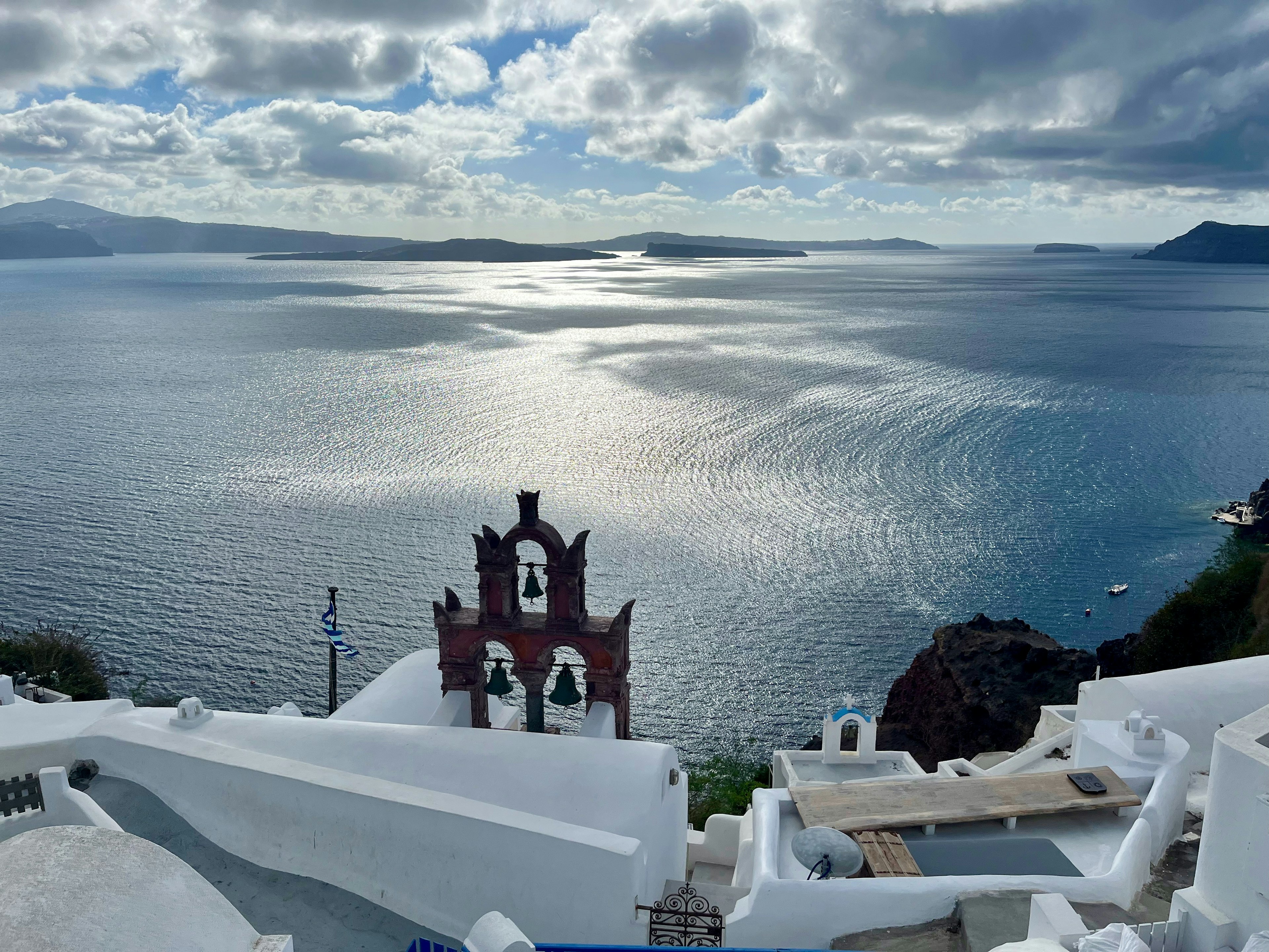 Vue magnifique de la mer Égée avec des bâtiments blancs à Santorin