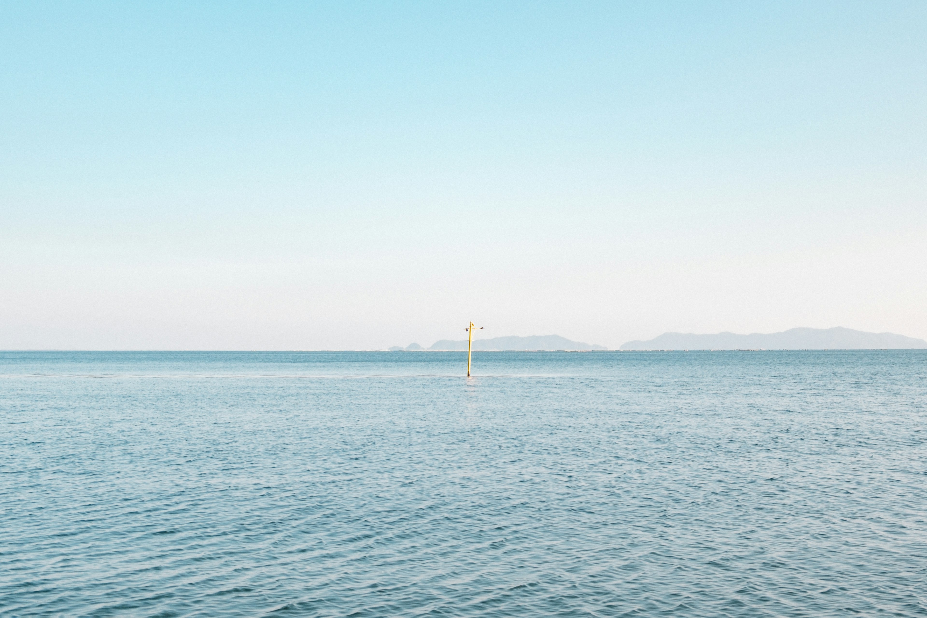 穏やかな海と青空の風景 遠くに小さな島が見える