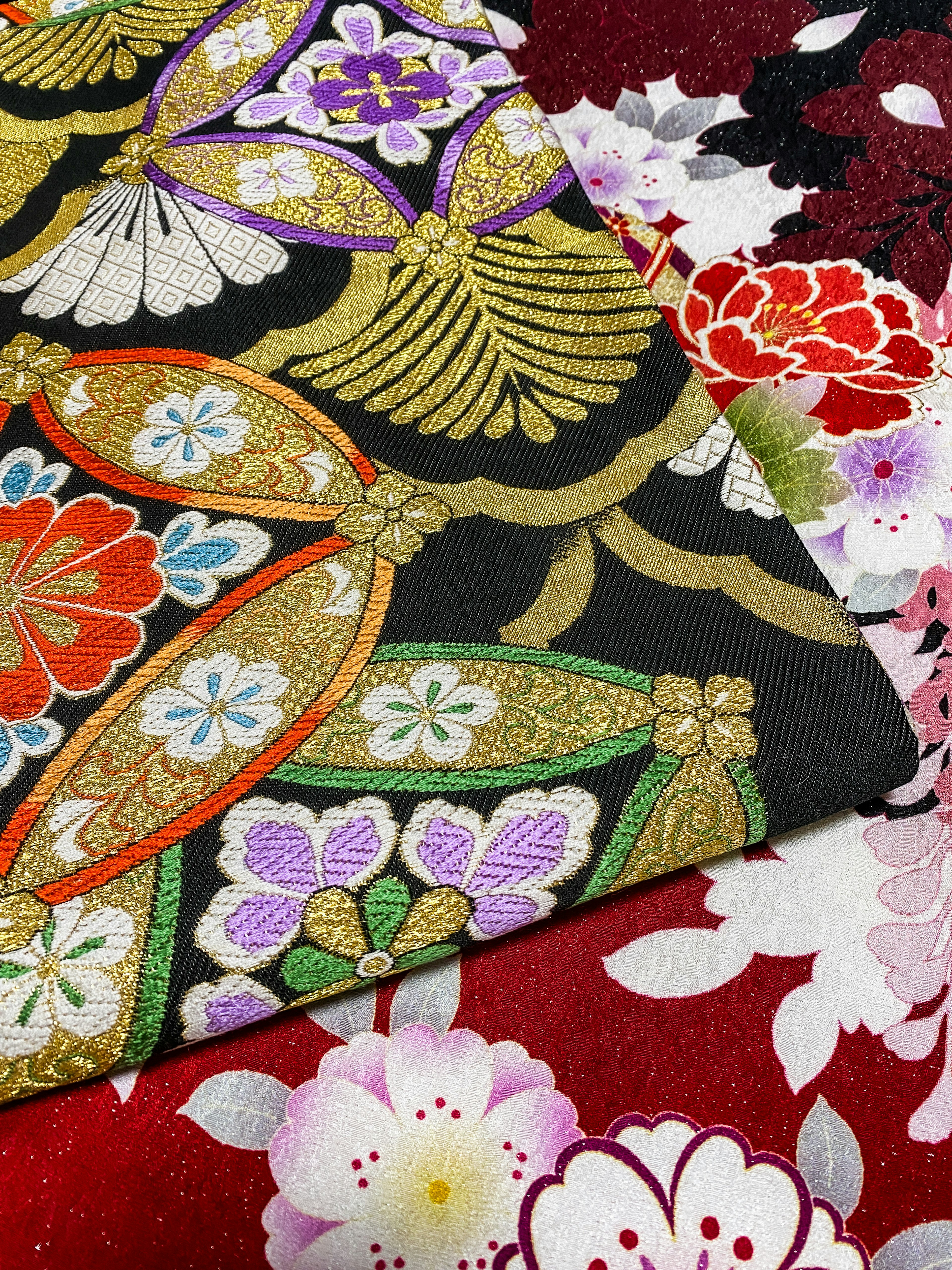 Tissu traditionnel avec des motifs floraux vibrants et des embellissements dorés