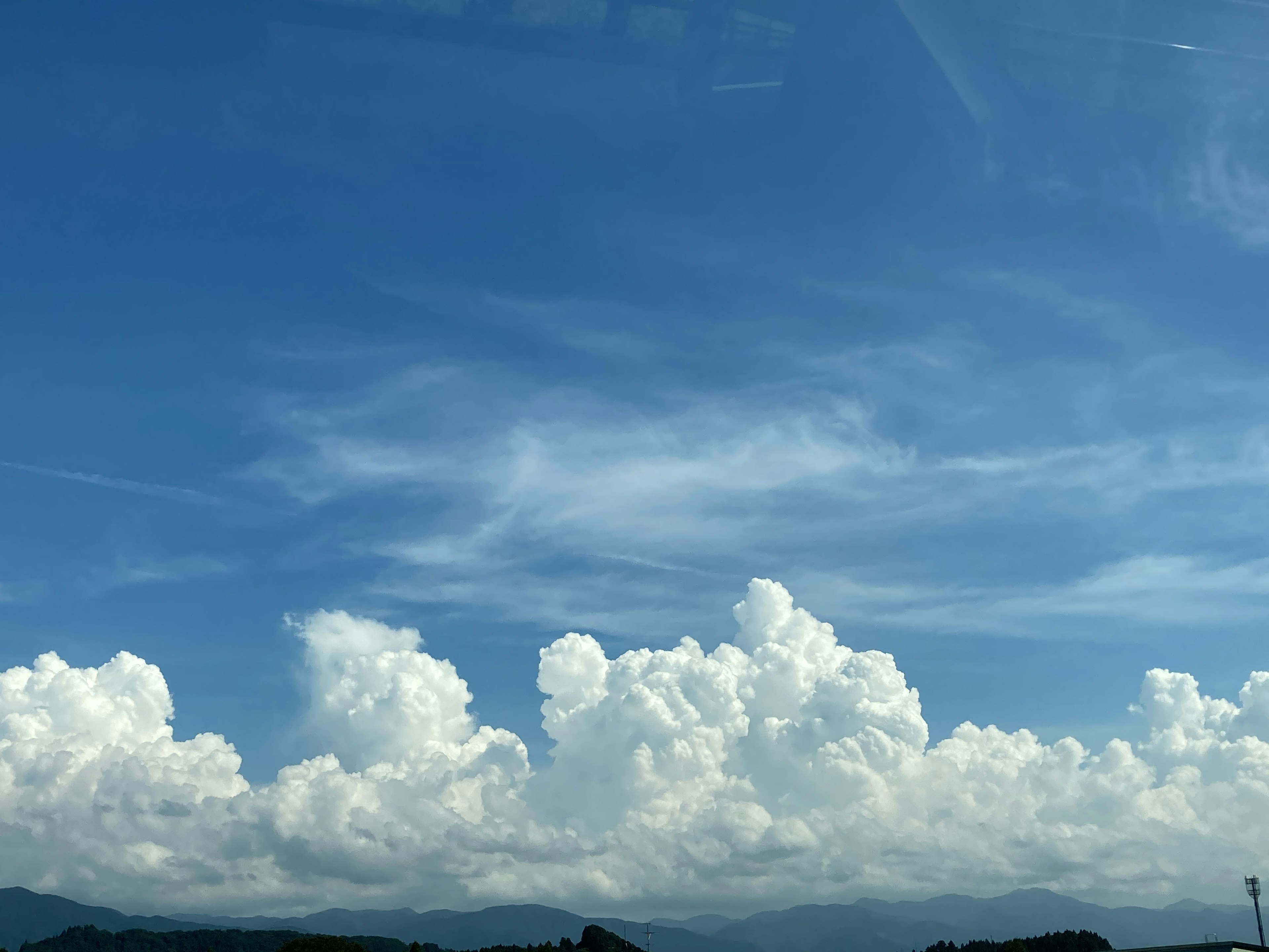 Nuages blancs duveteux dans un ciel bleu lumineux