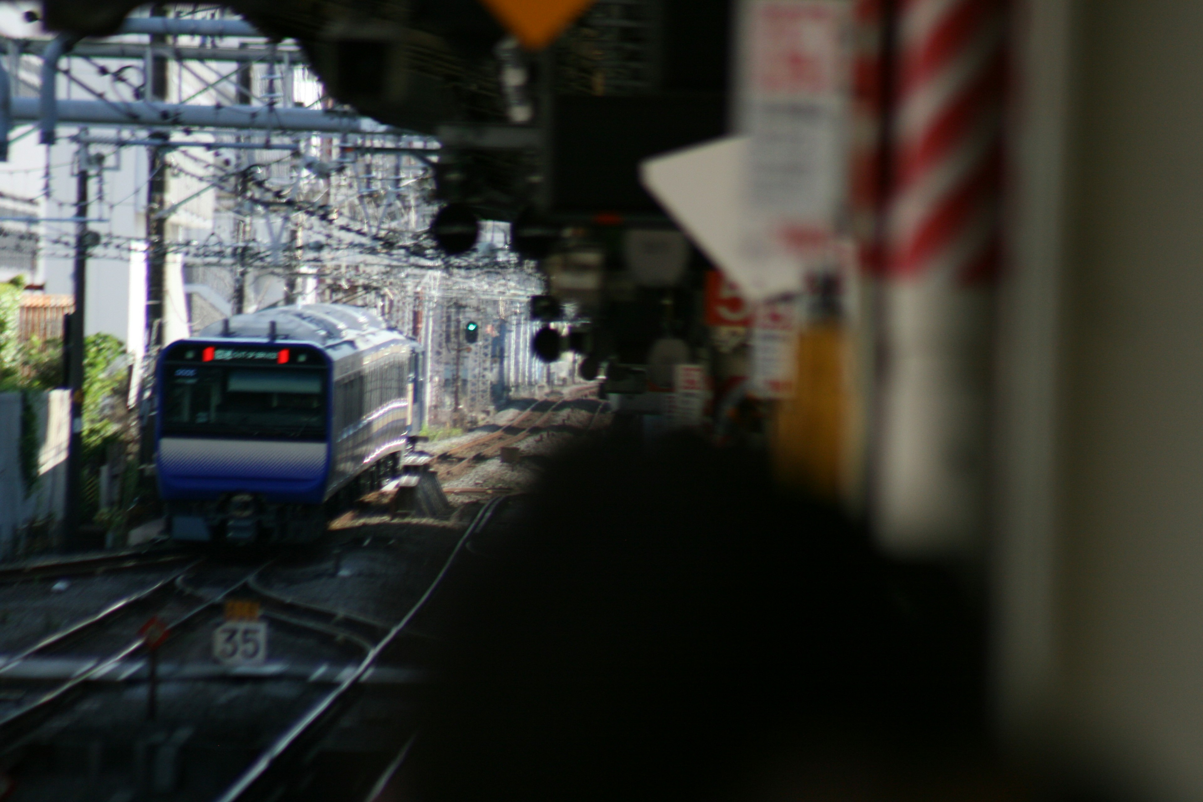 火車在軌道上行駛，背景是城市建築