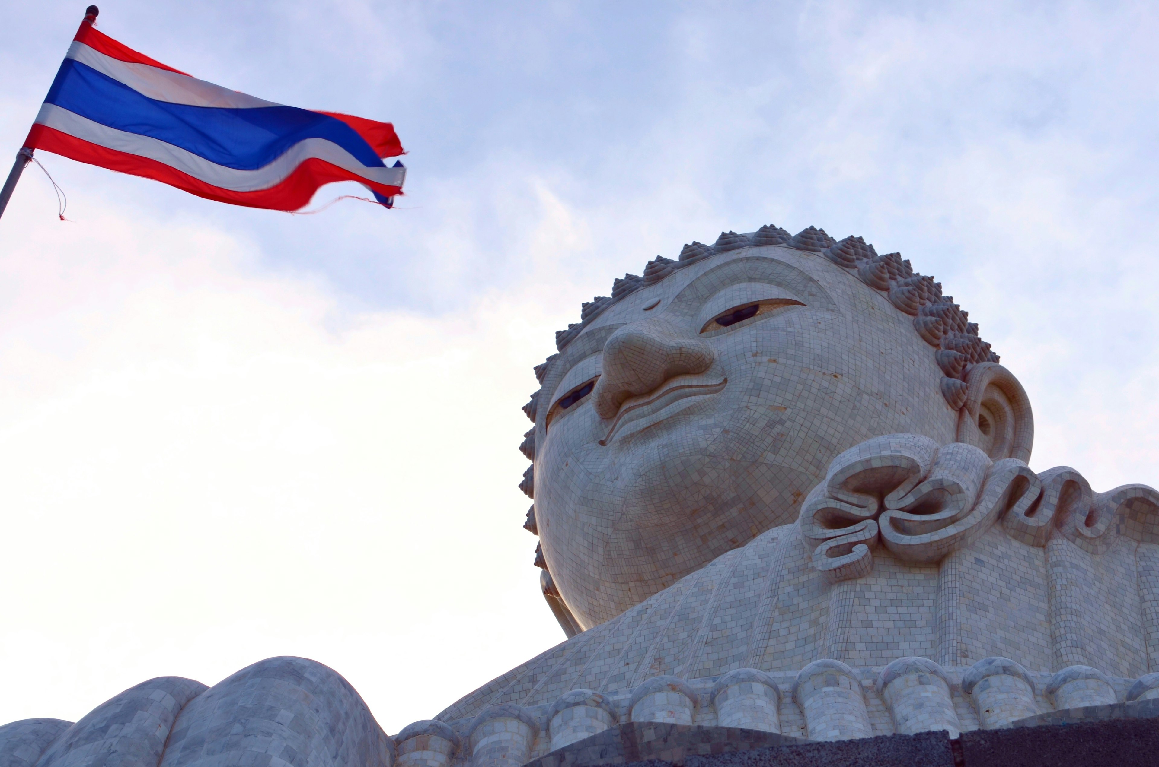 Blick auf eine Buddha-Statue mit der thailändischen Flagge