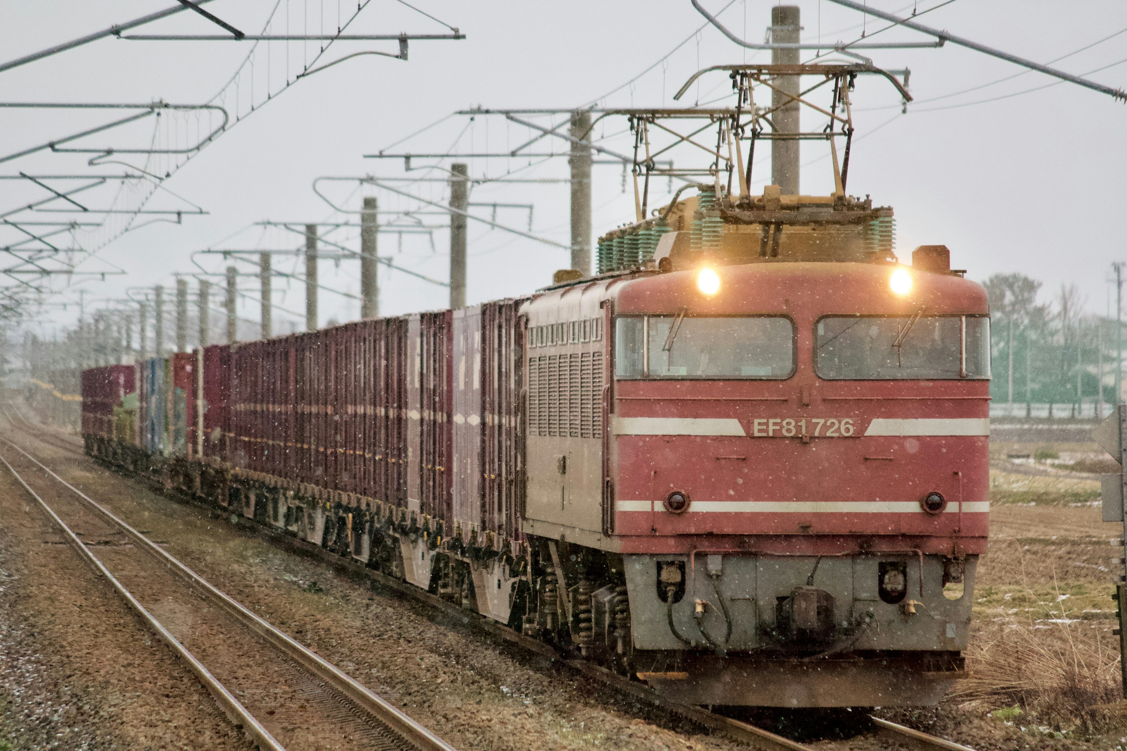 รถไฟสินค้าสีแดงที่วิ่งอยู่ตามราง