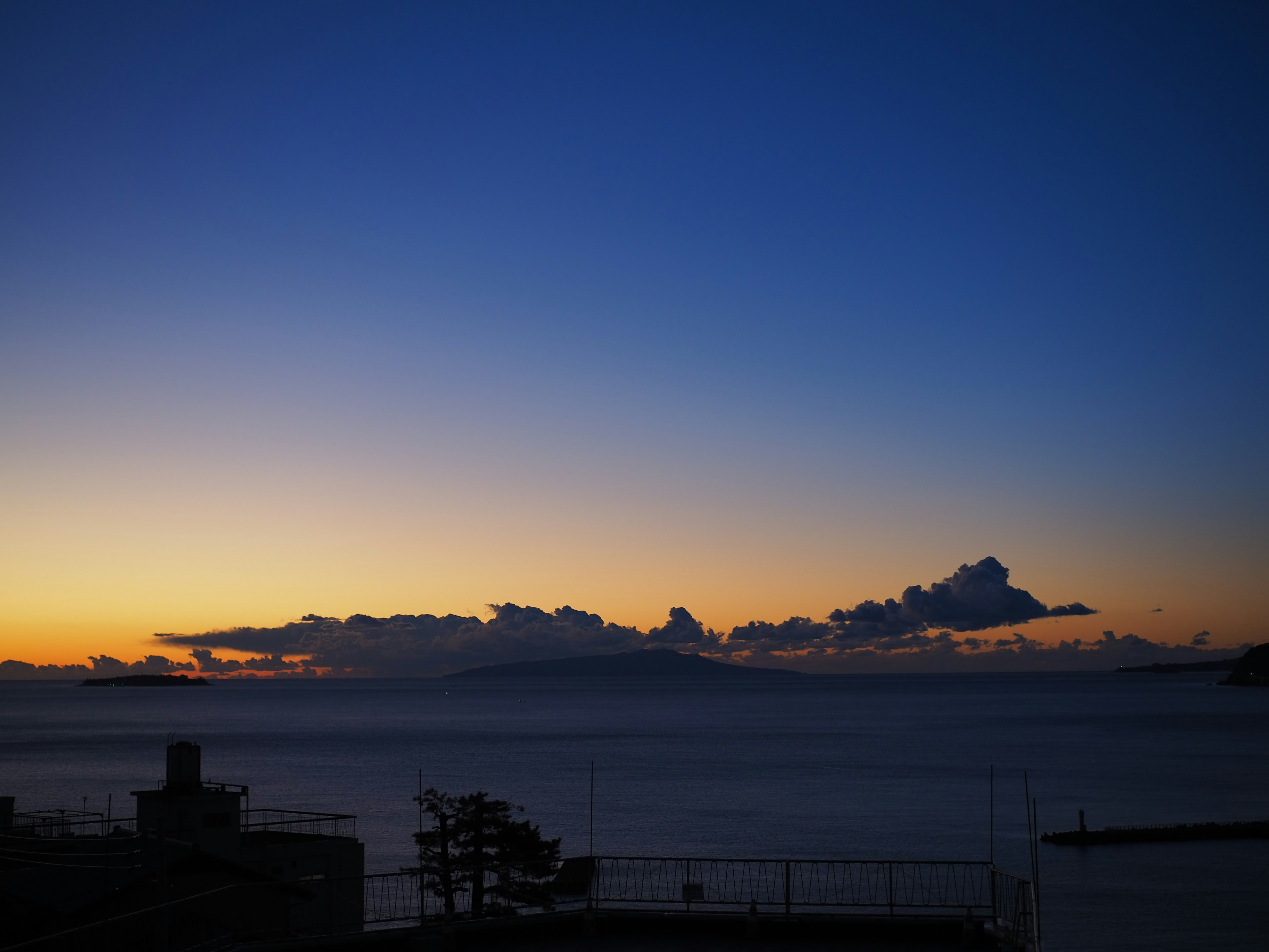 夕日の海の景色と青い空に浮かぶ雲