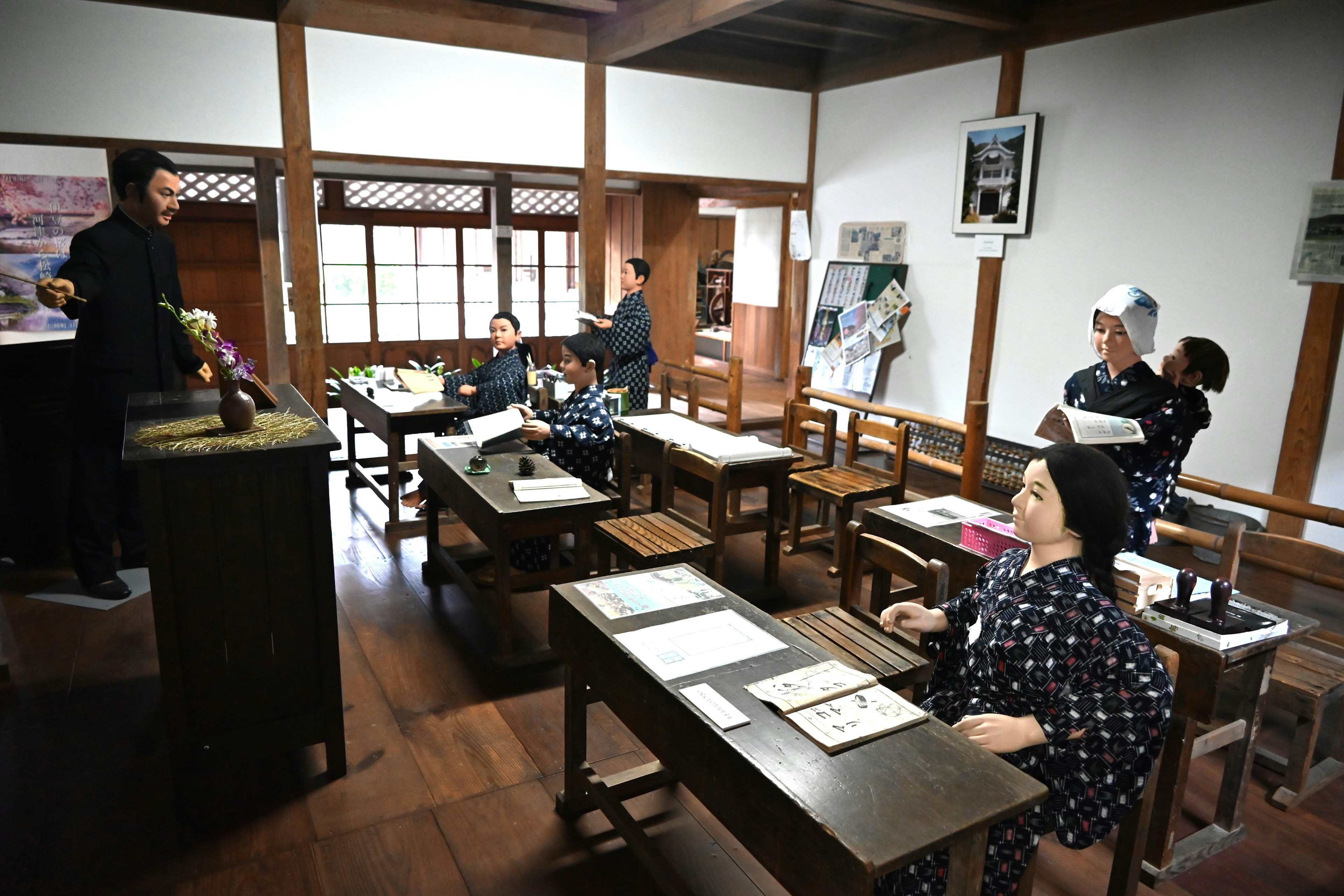 Interno di un'aula tradizionale con studenti seduti