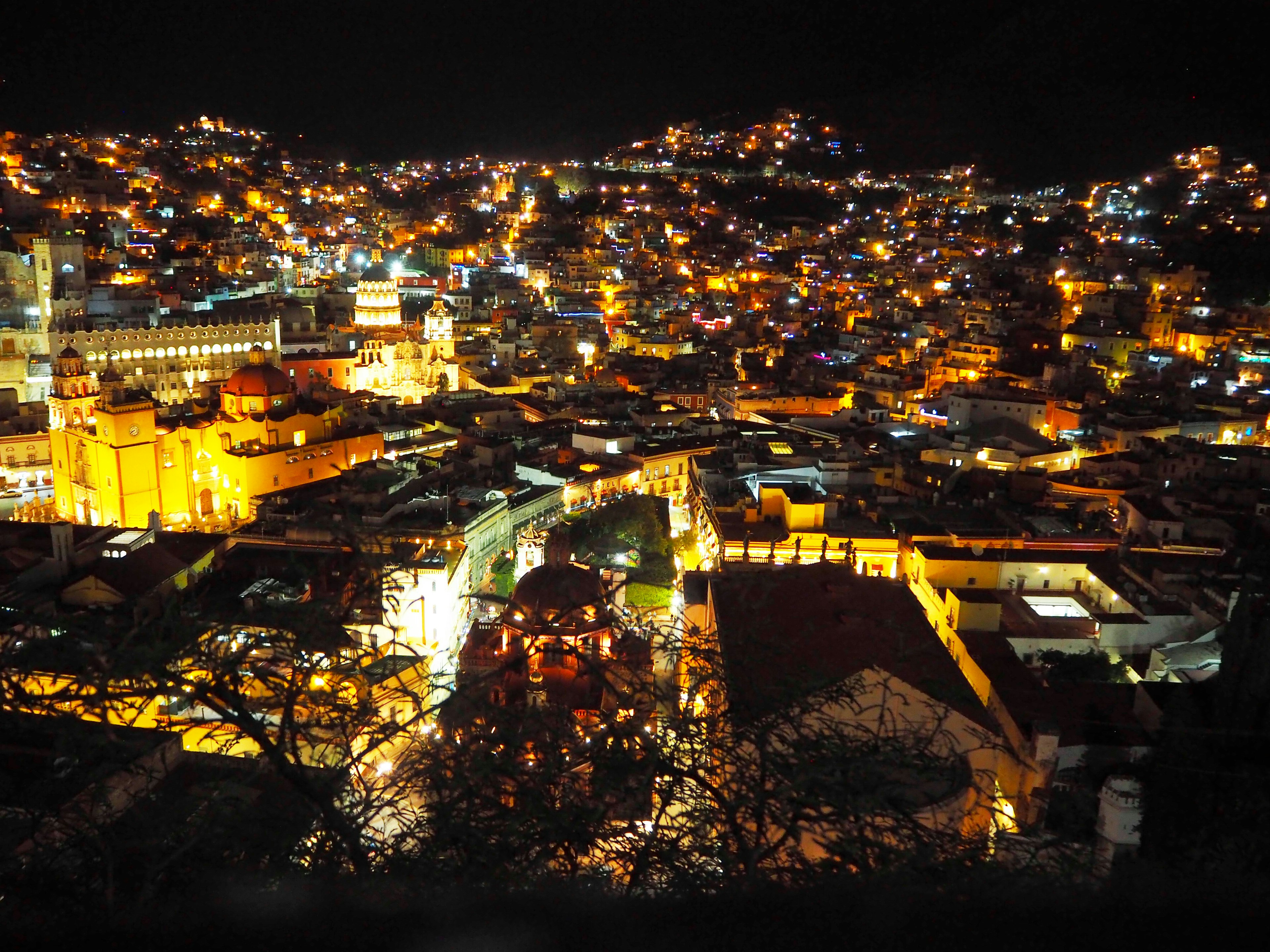 Paesaggio cittadino illuminato di notte con luci vivaci