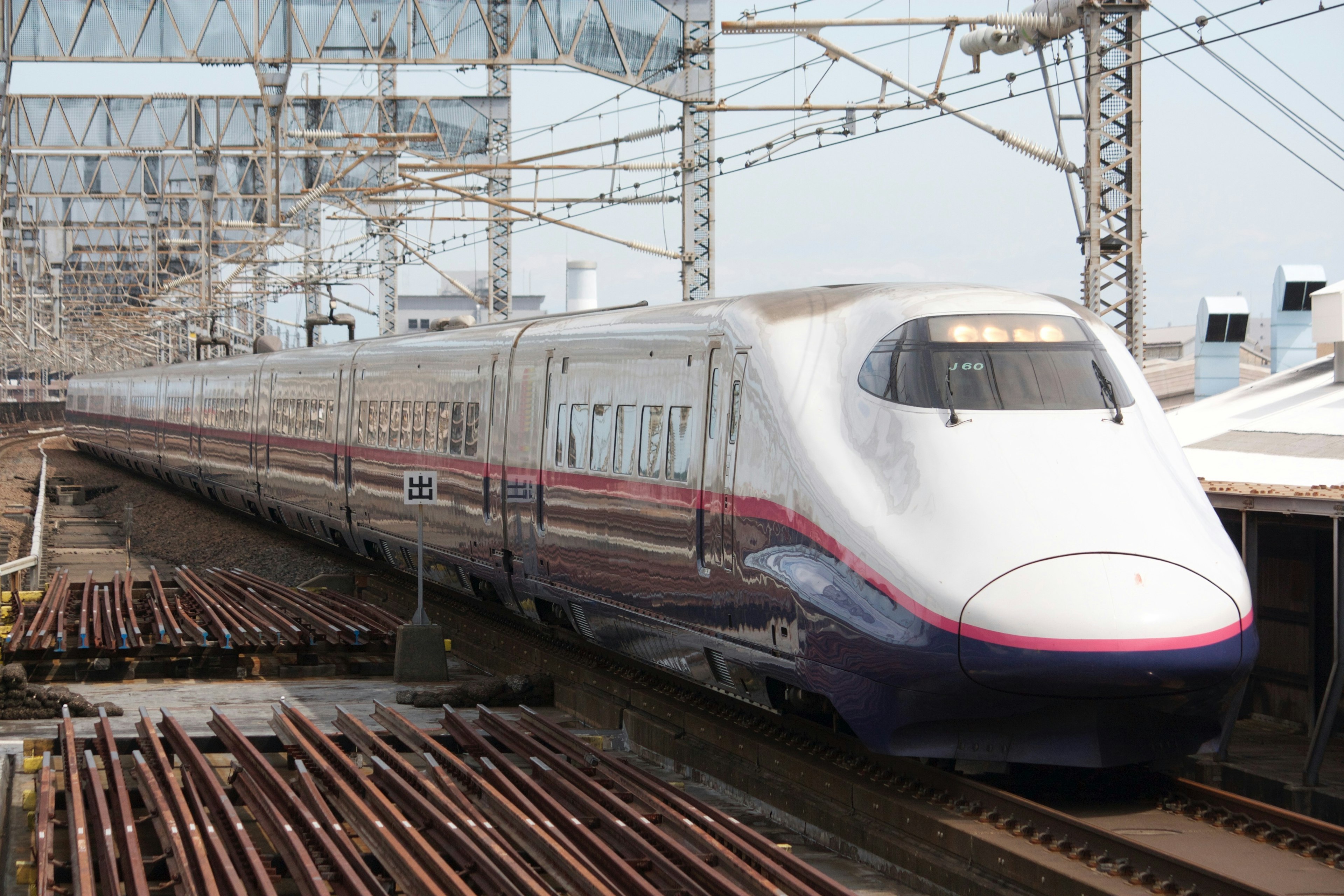 Tàu Shinkansen đậu trên đường ray