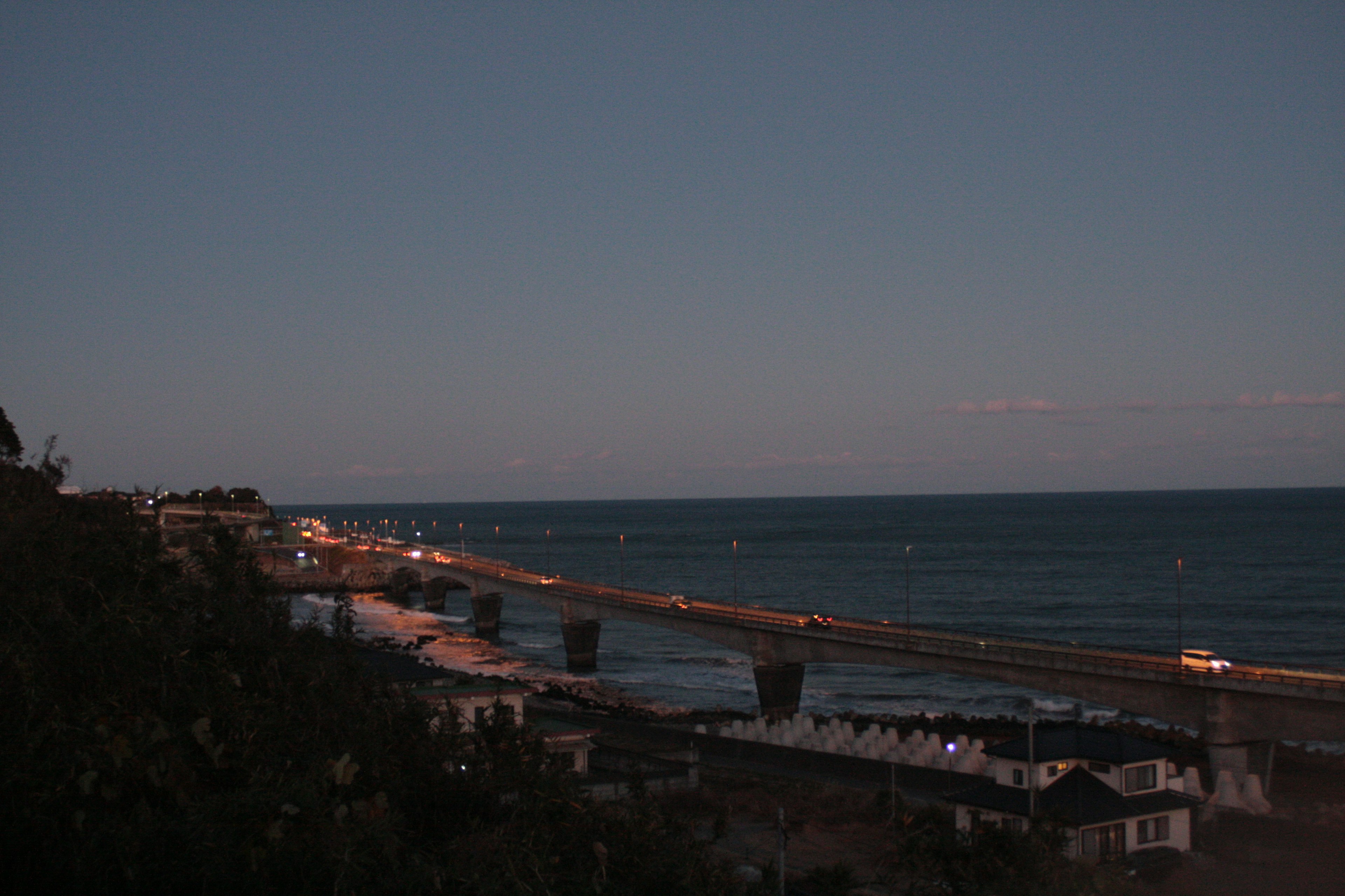 夜间海岸景观，照明道路和海洋