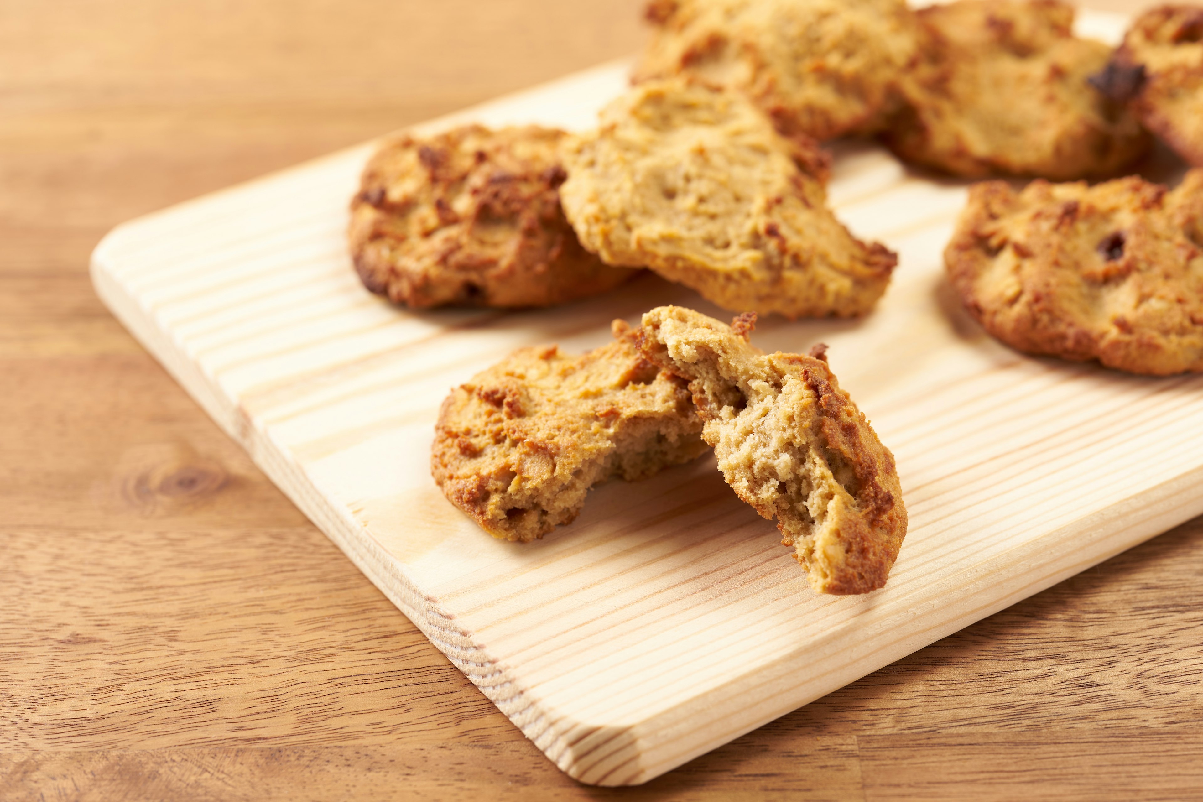 Biscotti appena sfornati su un tagliere di legno