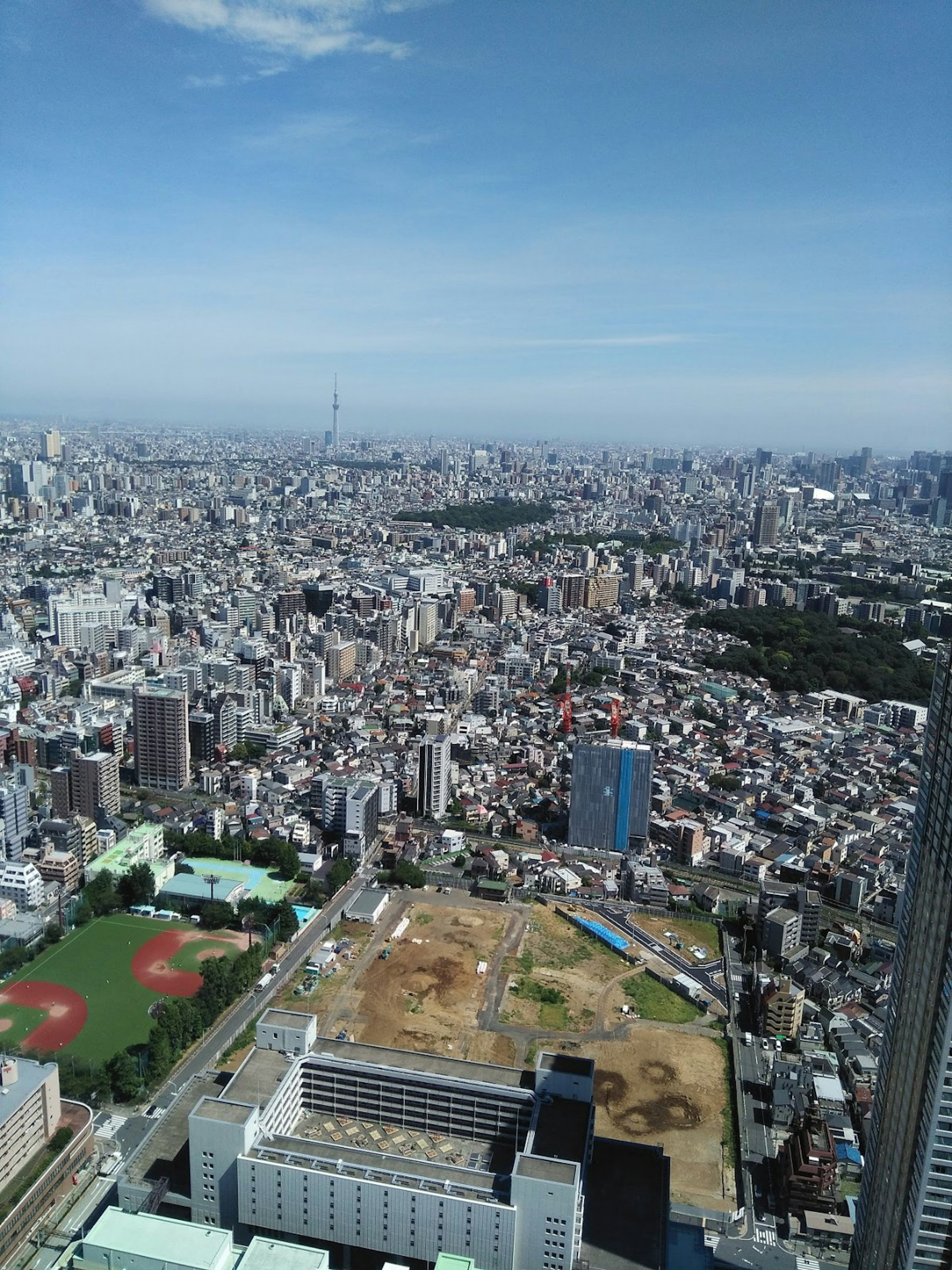 Pemandangan kota Tokyo yang luas dengan langit biru