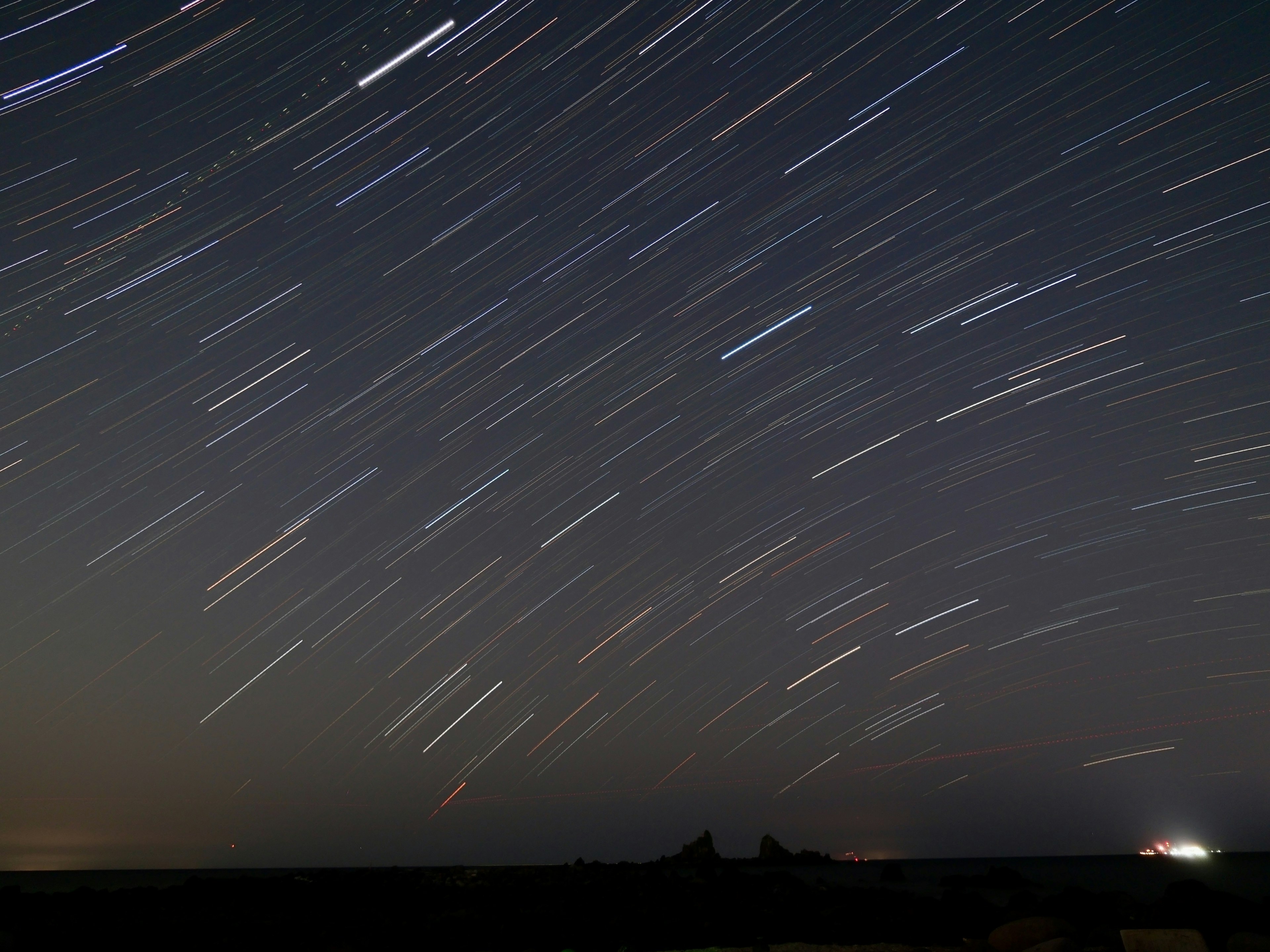 Cielo nocturno con estelas de estrellas capturadas en larga exposición