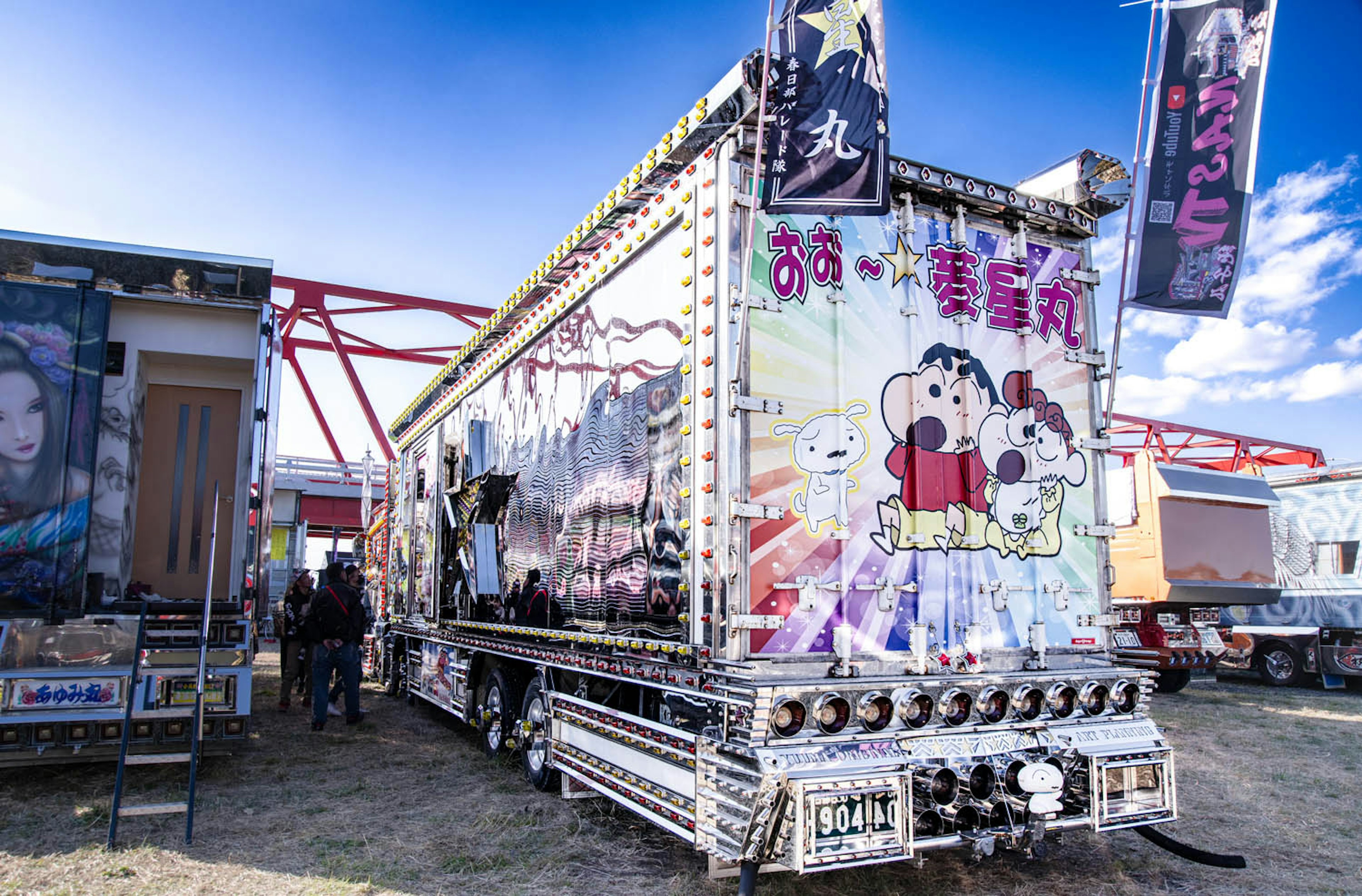 Un camion coloré avec des motifs artistiques exposé