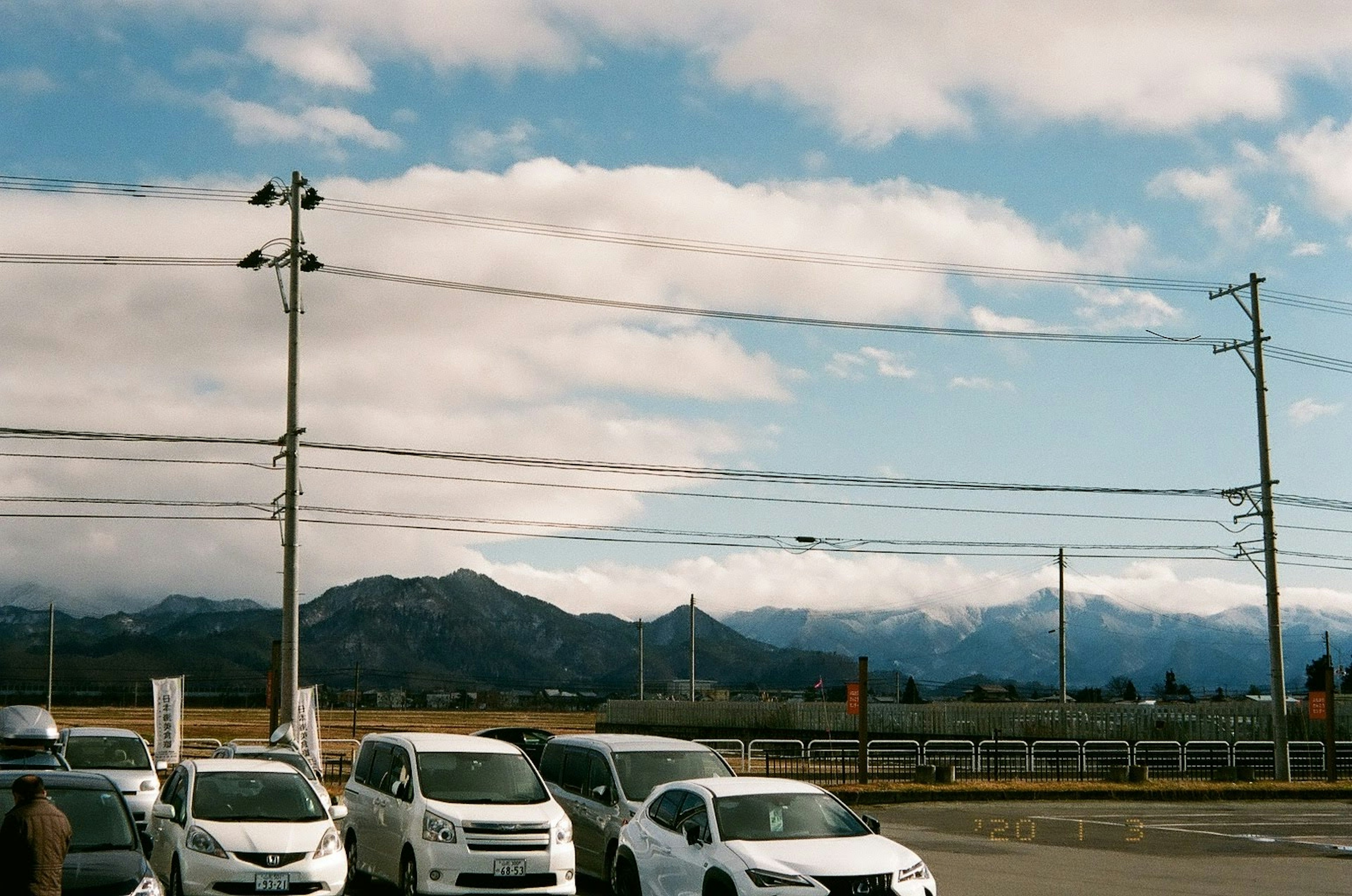 白い車と山々が広がる風景