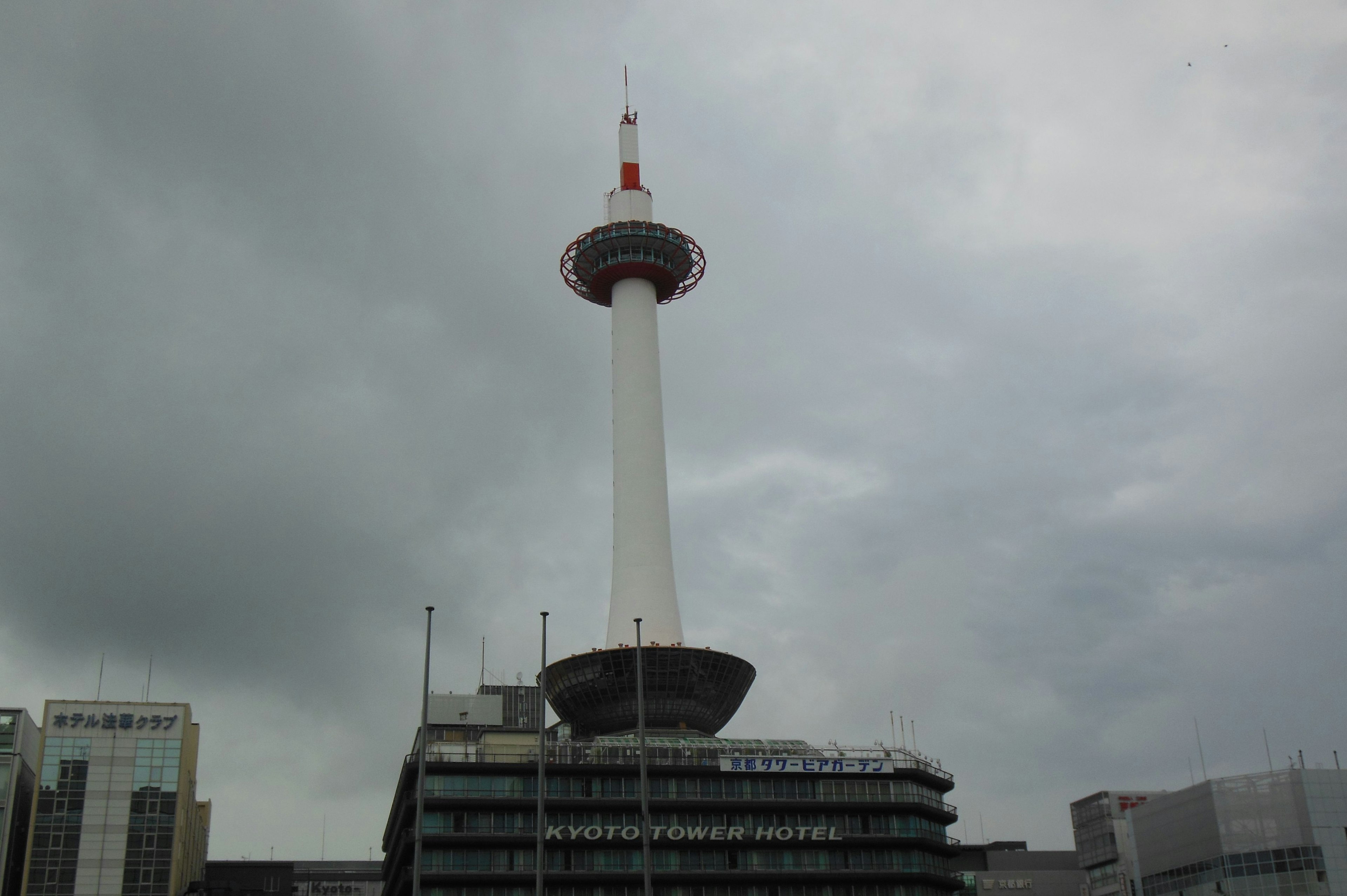 京都タワーが曇り空の下に立っている