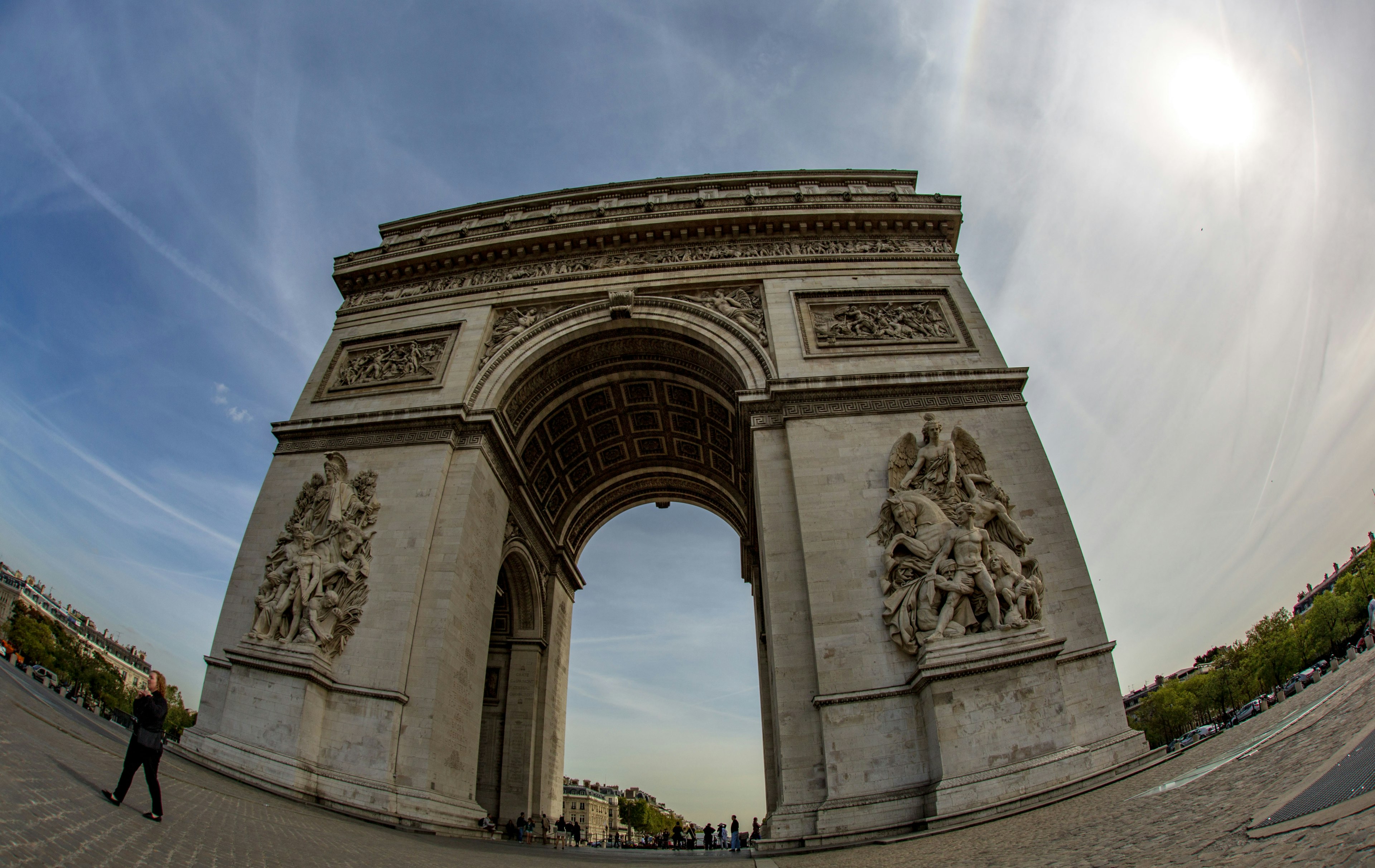 Image de l'Arc de Triomphe à Paris capturée avec un objectif fisheye