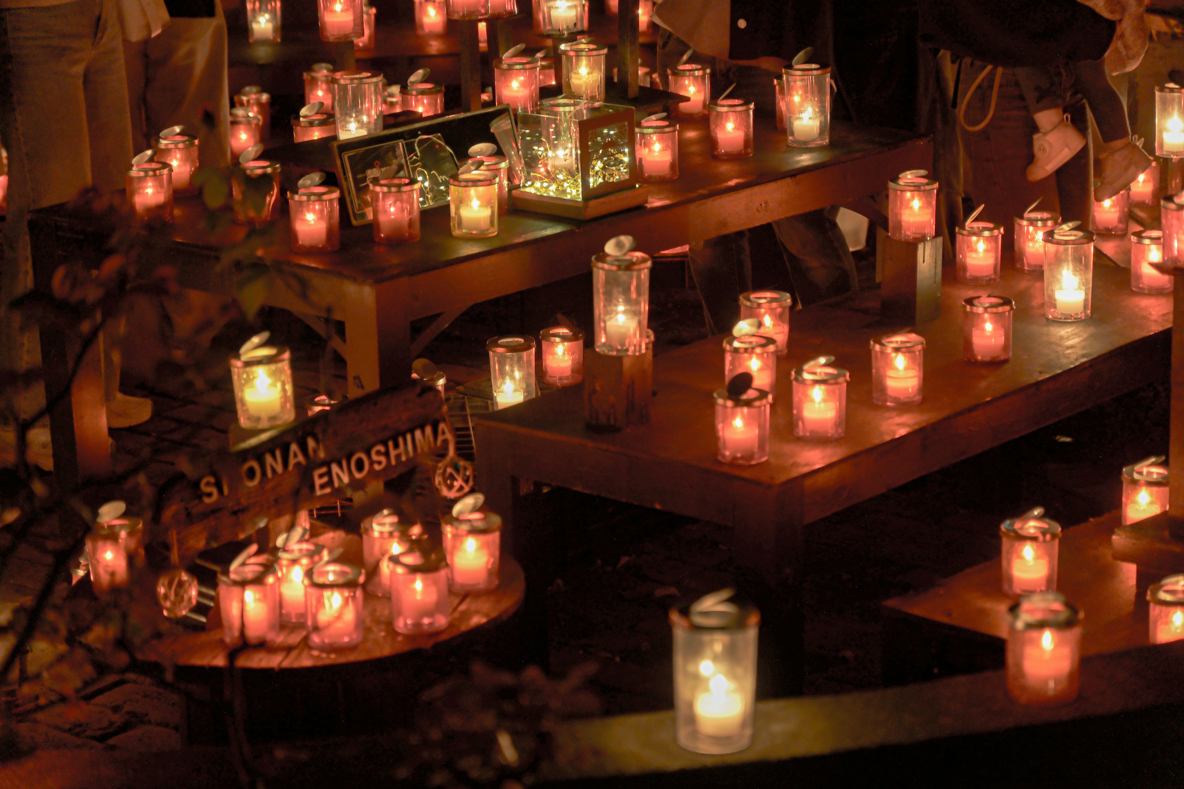 Pemandangan malam dengan lilin berwarna-warni di atas meja