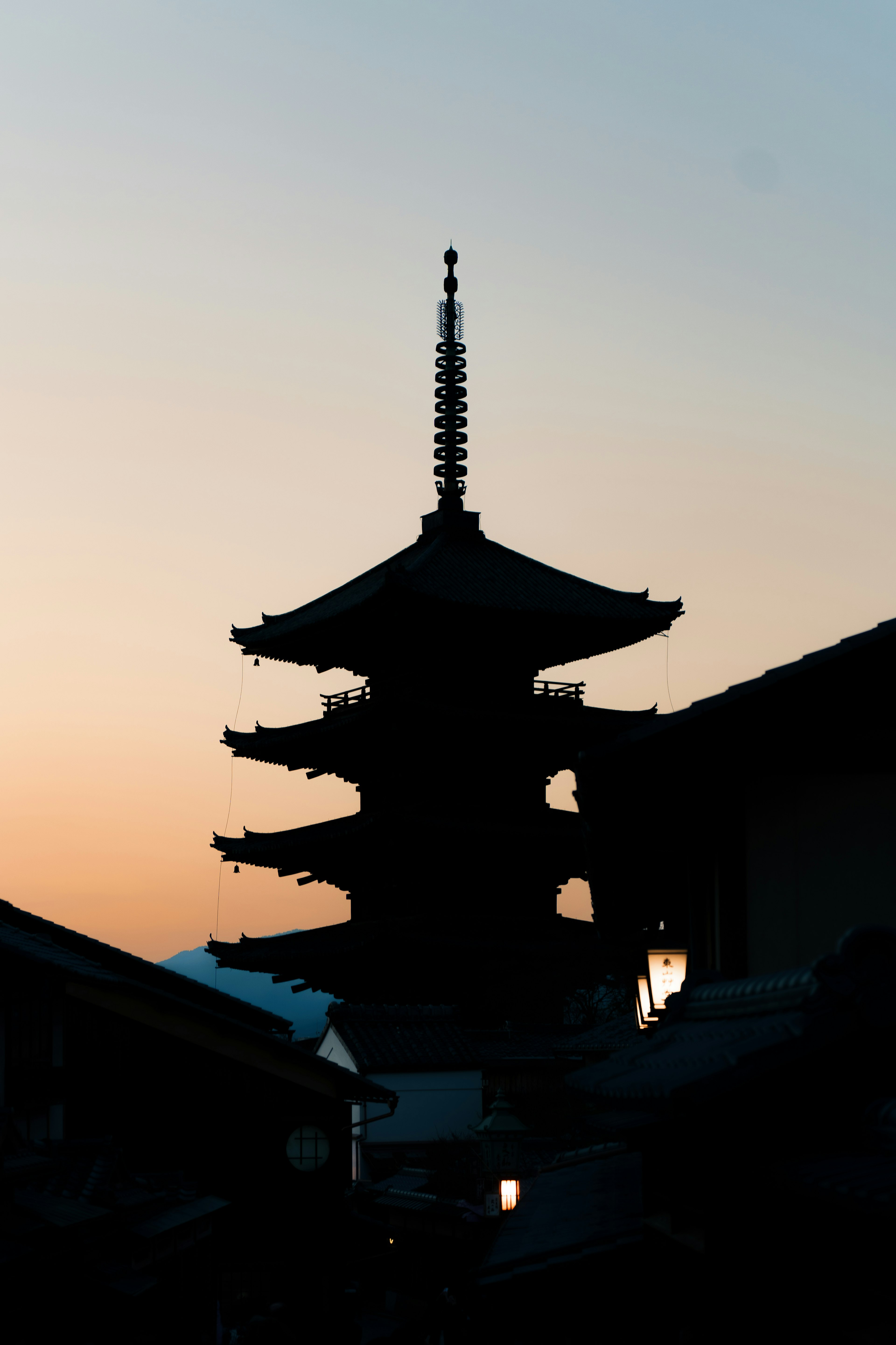 Silhouette einer fünfstöckigen Pagode gegen den Dämmerungshimmel