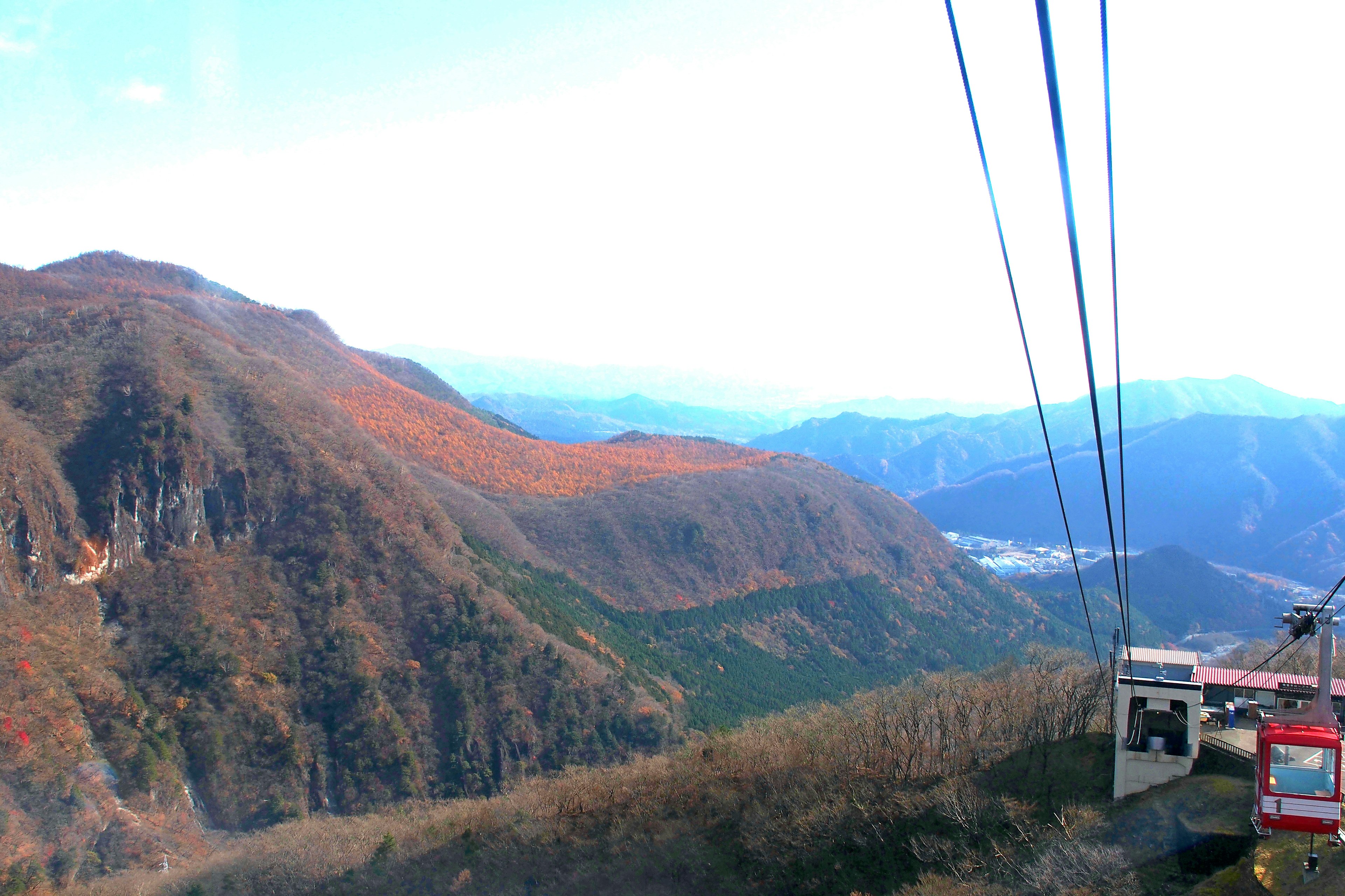 山脈景觀，前景有纜車