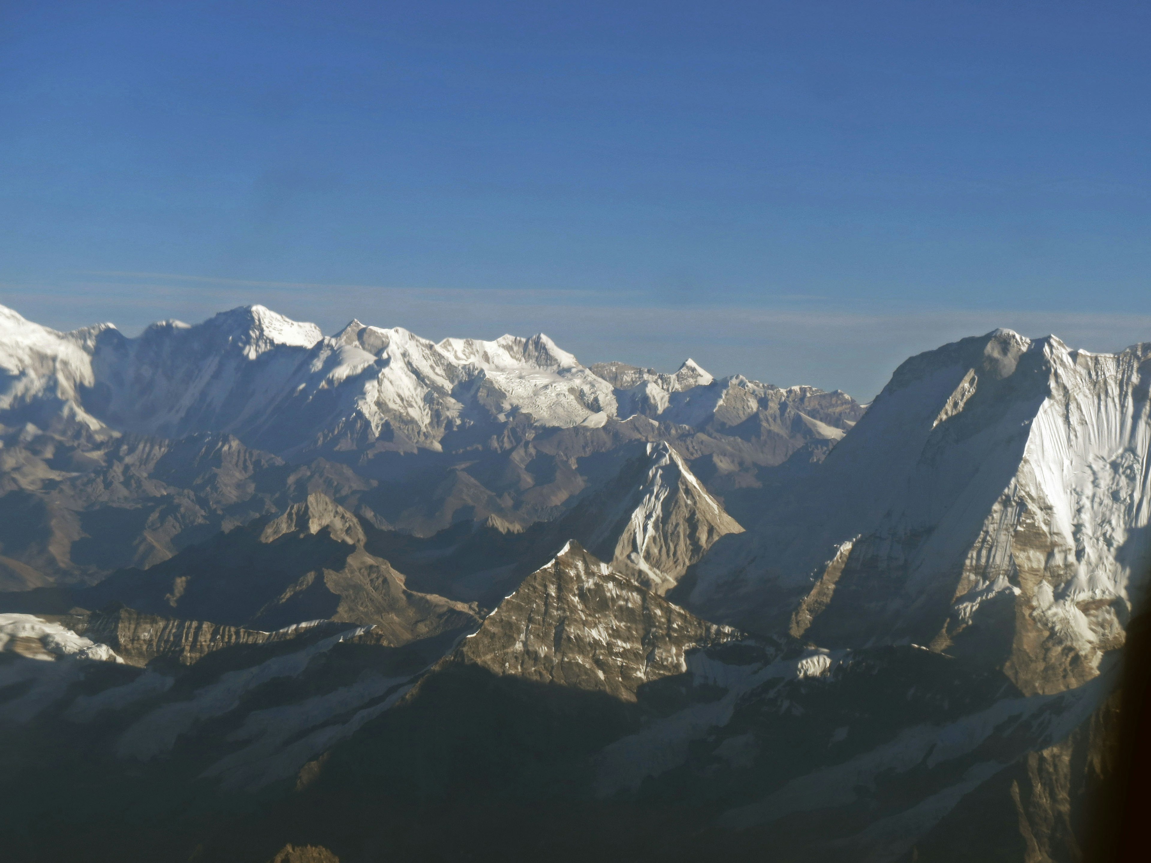 Maestose montagne coperte di neve sotto un cielo blu