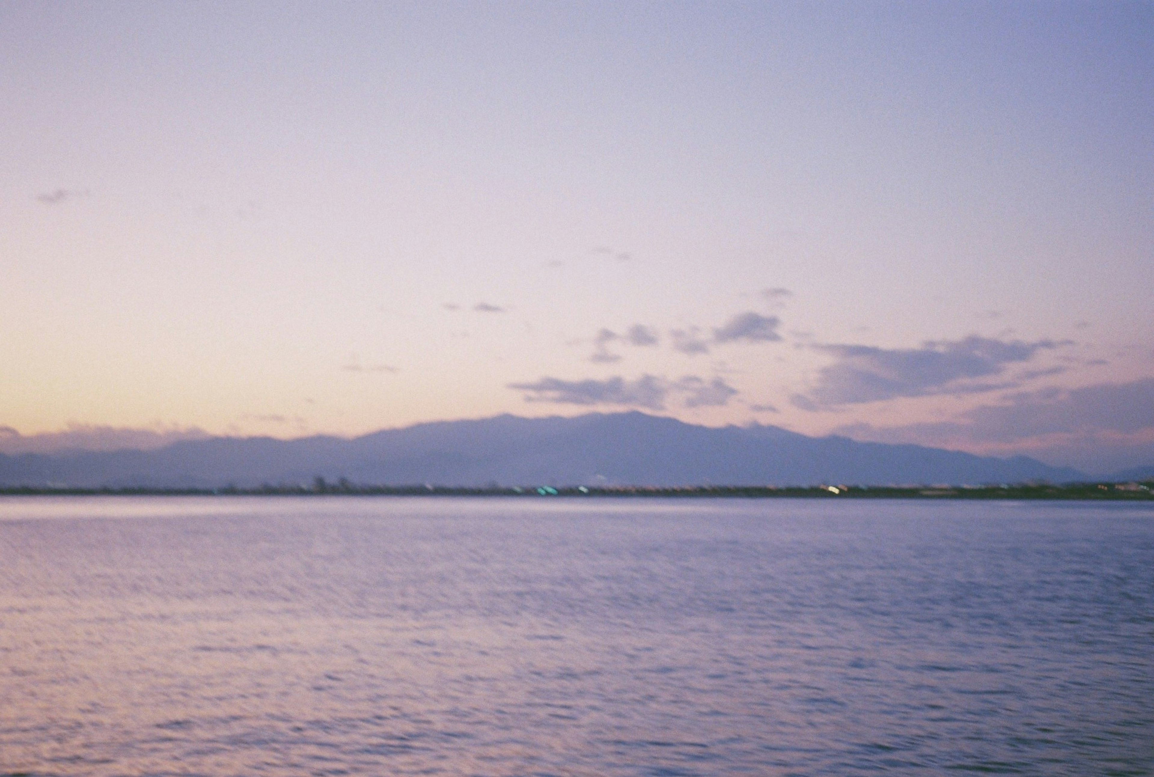 穏やかな海と柔らかな夕焼けの空の景色