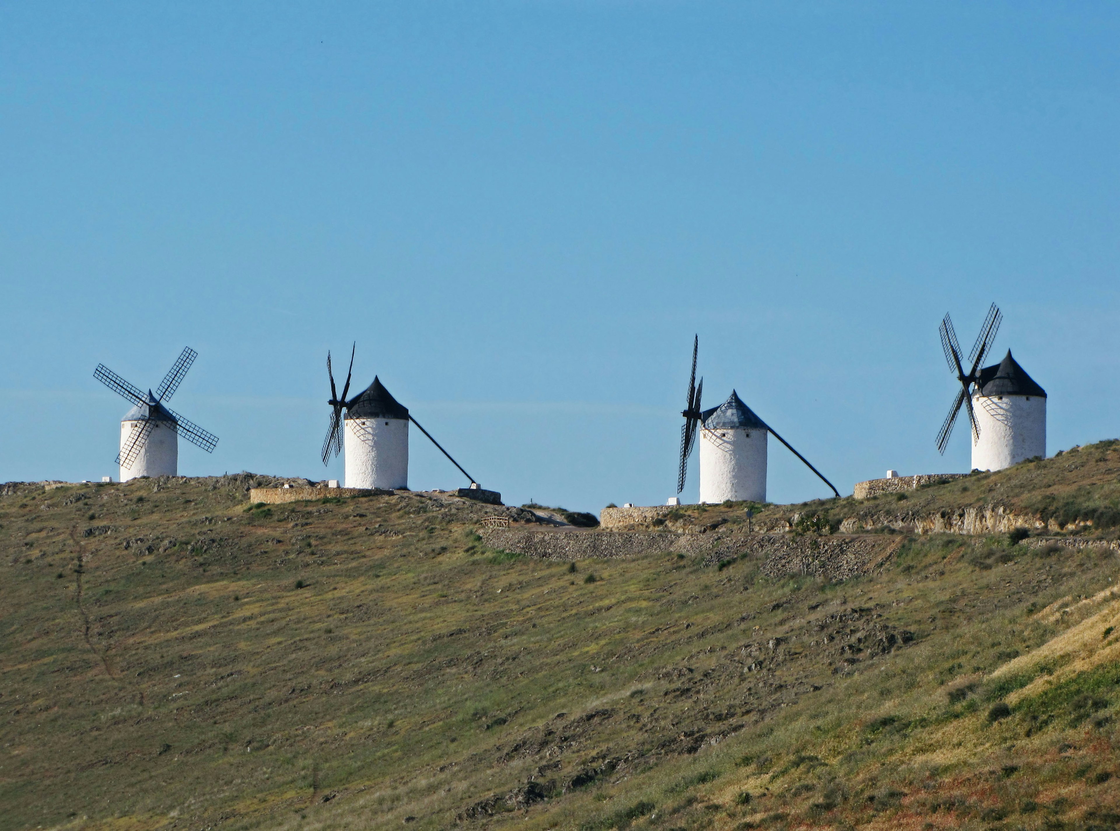 Paesaggio con mulini a vento su una collina