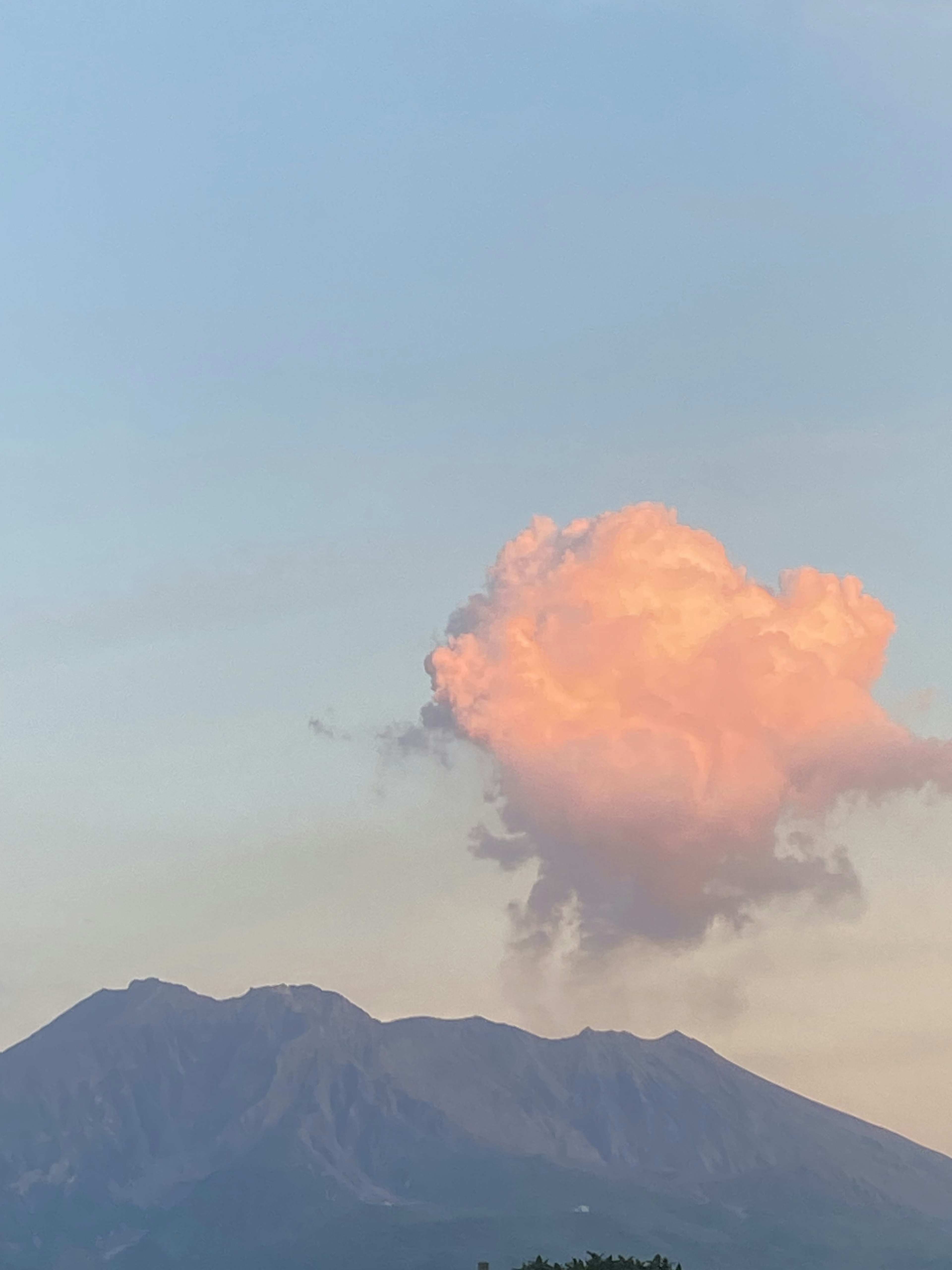 Vista panoramica di montagne con una nuvola rosa