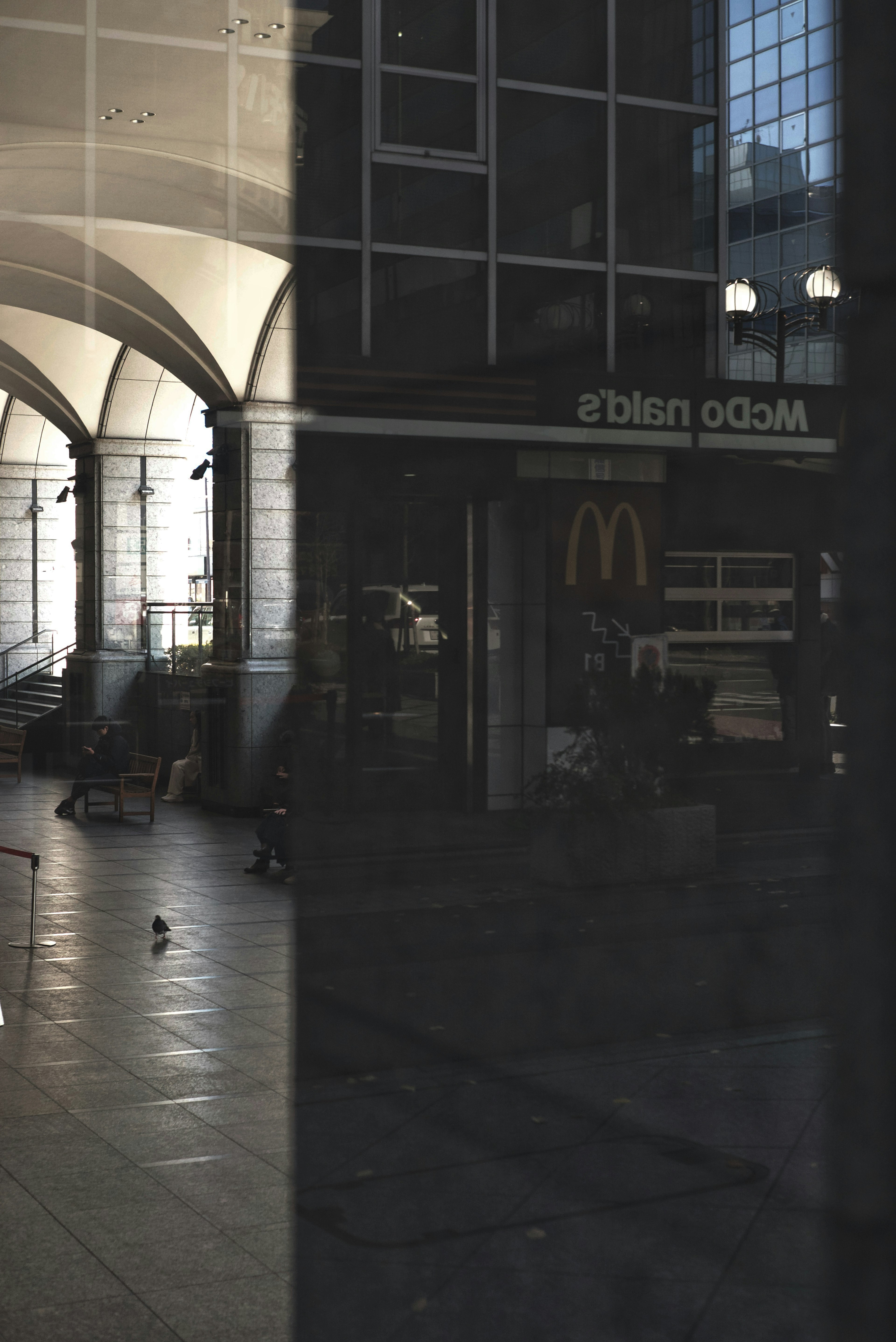 Vue intérieure d'une arcade avec un panneau McDonald's visible