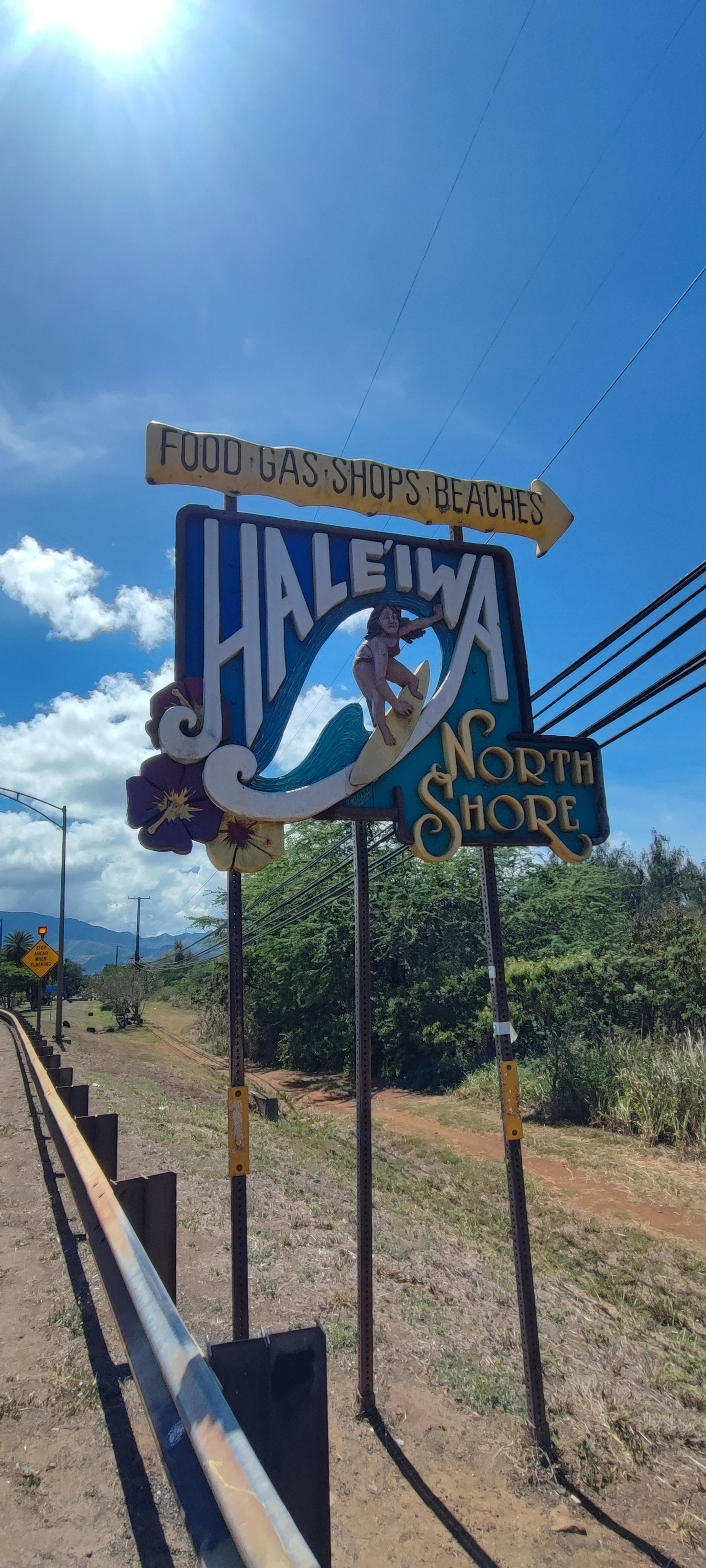 Cartel de Haleiwa bajo un cielo azul