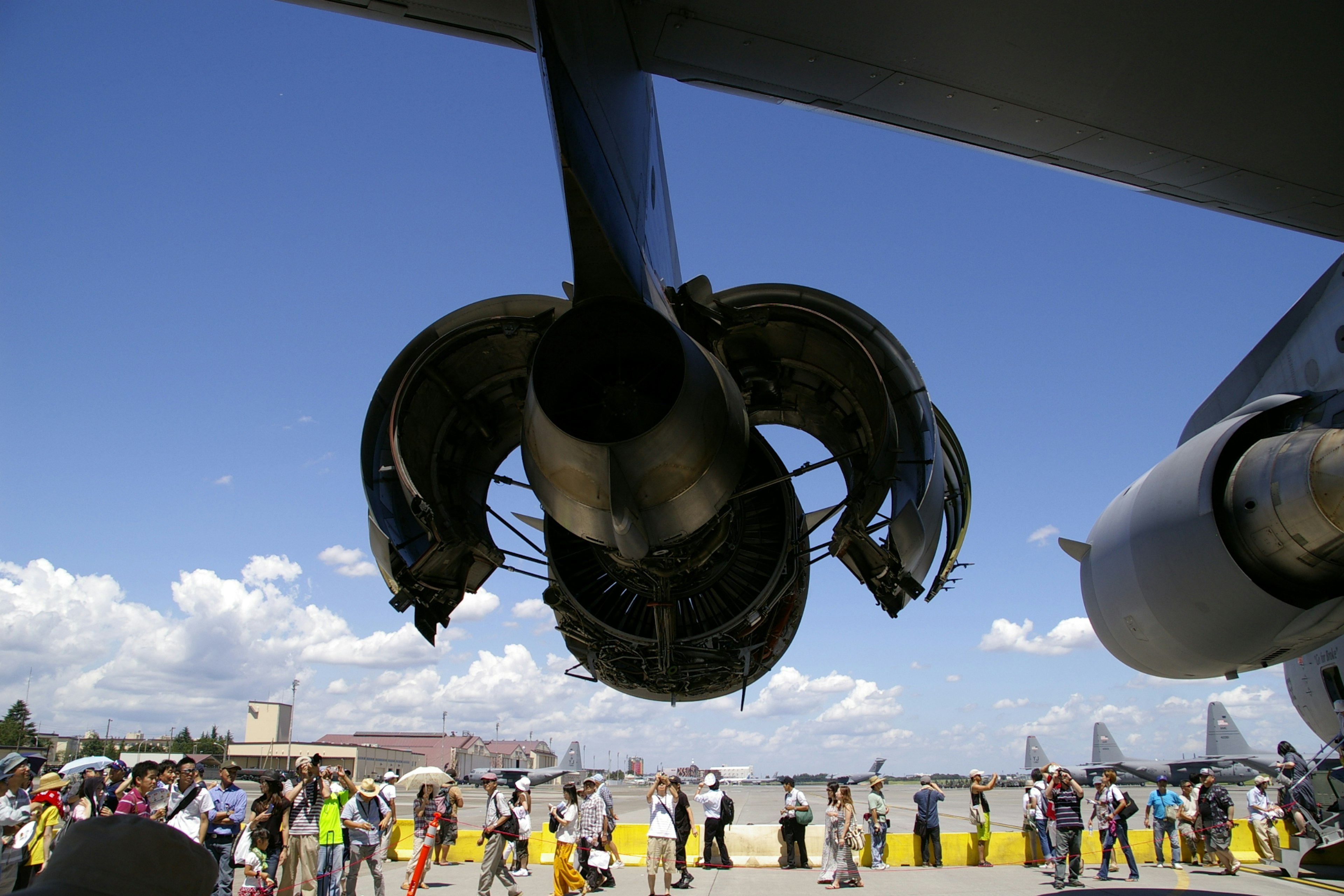 Blick ins Innere des Flugzeugmotors am Flughafen mit Zuschauern