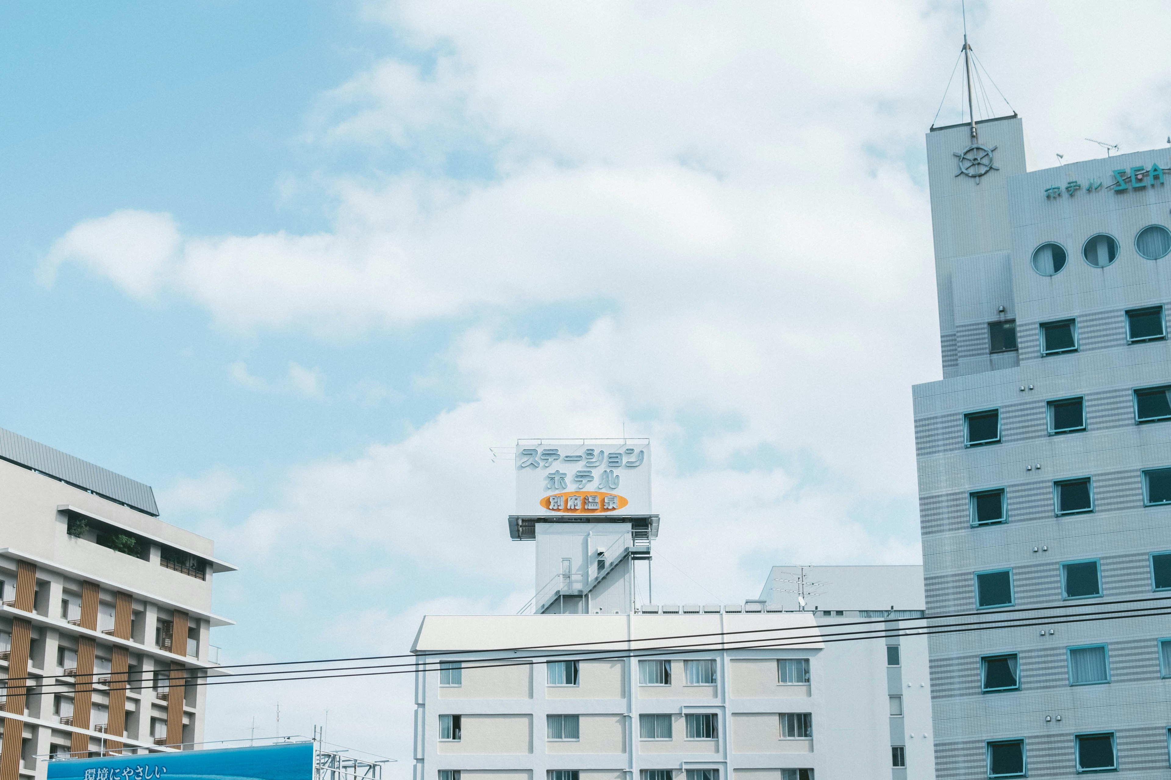 อาคารทันสมัยใต้ท้องฟ้าสีฟ้าพร้อมป้าย