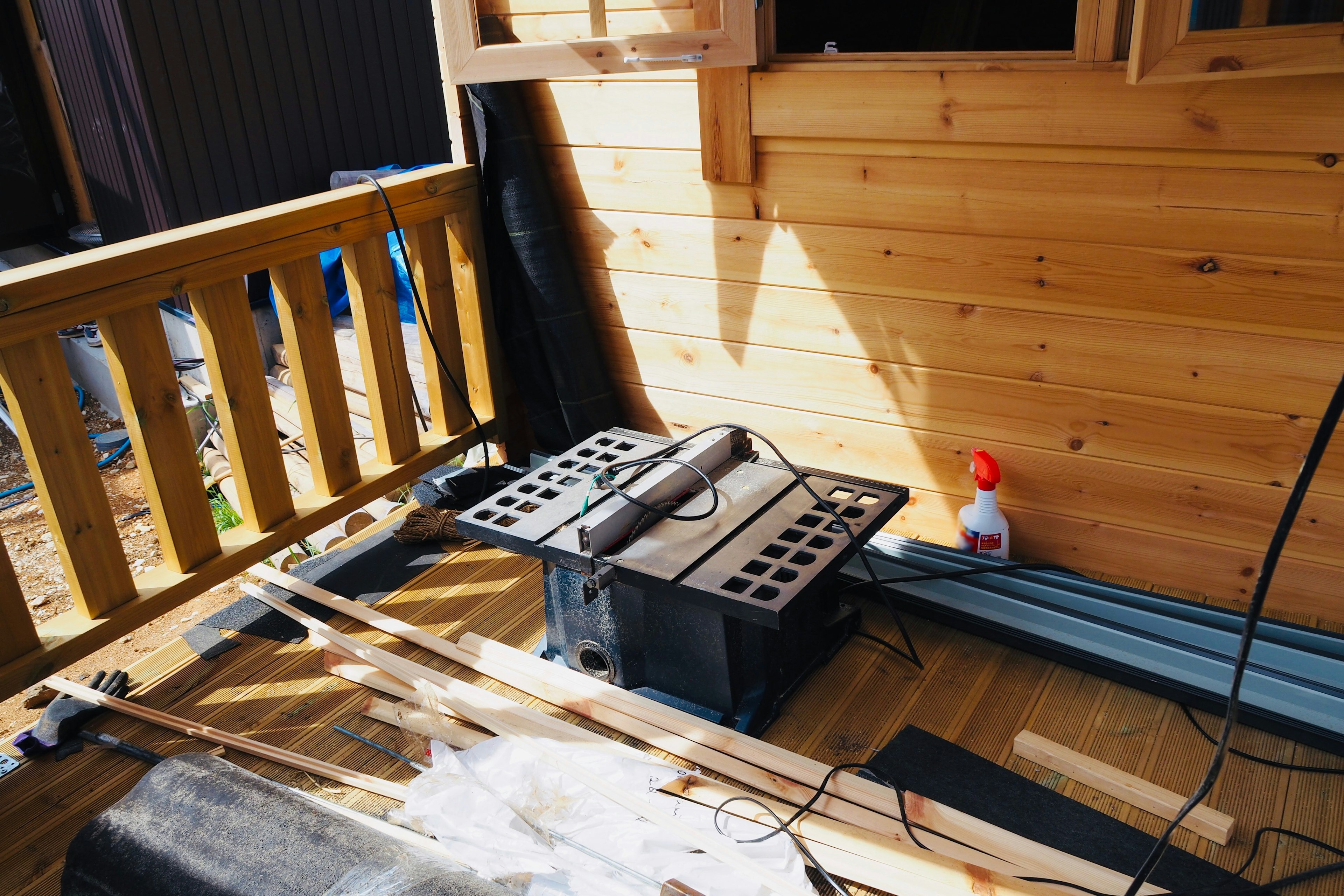 Arbeitsplatz und Werkzeuge auf einem Holz-Balkon