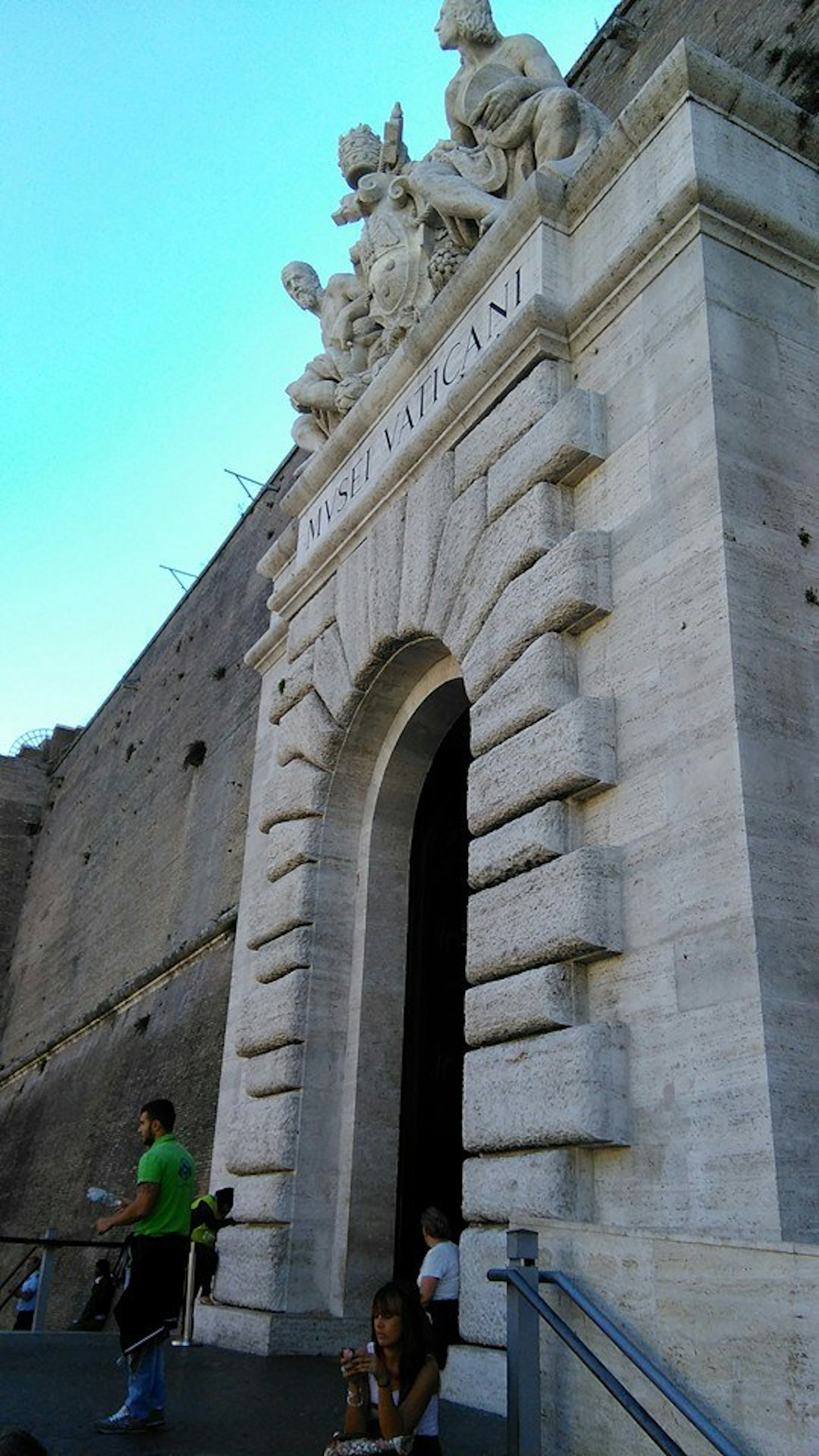 Grandioso ingresso del Castel Sant'Angelo con sculture