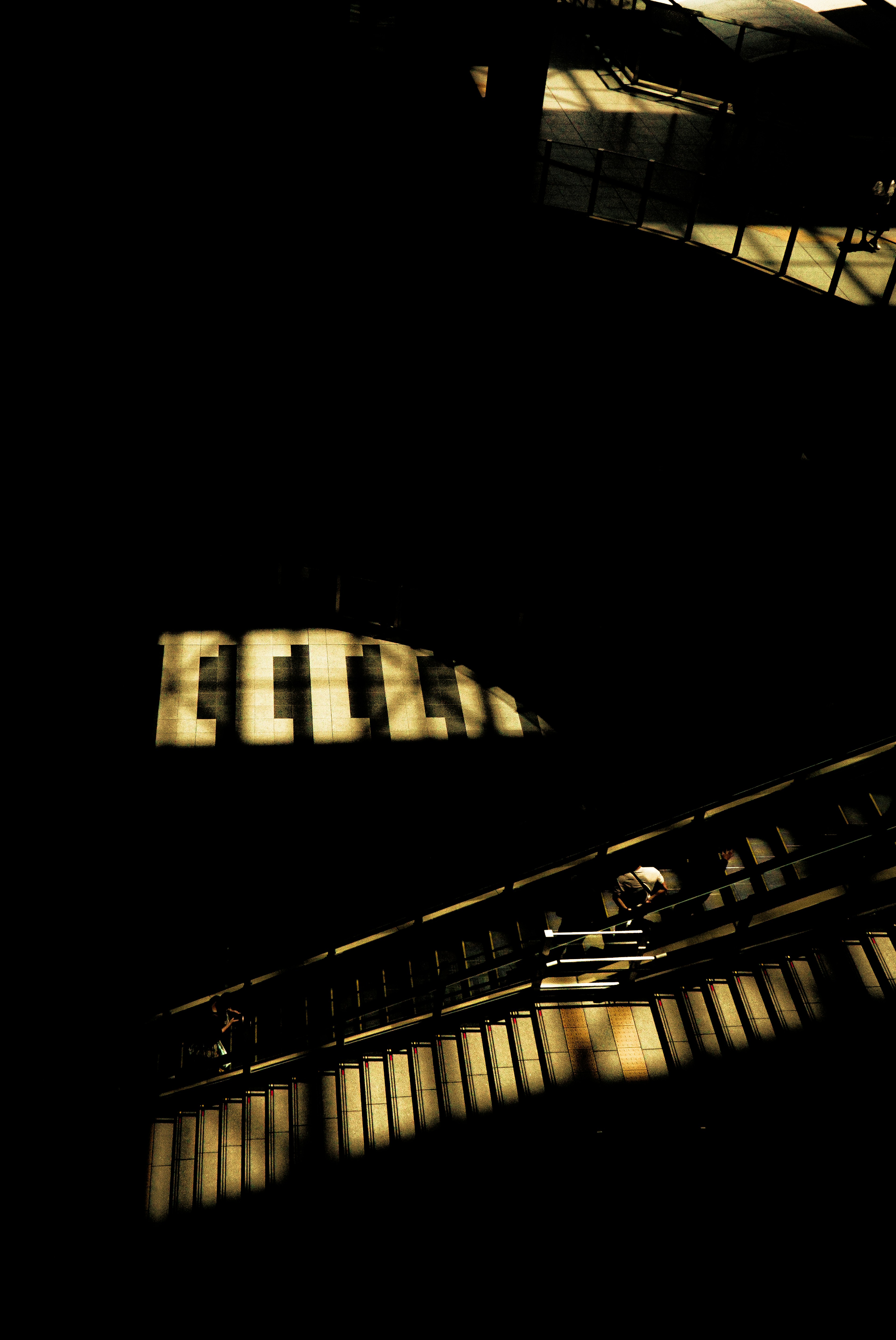 Kontrast von Schatten und Licht auf einer Treppe in einem dunklen Raum