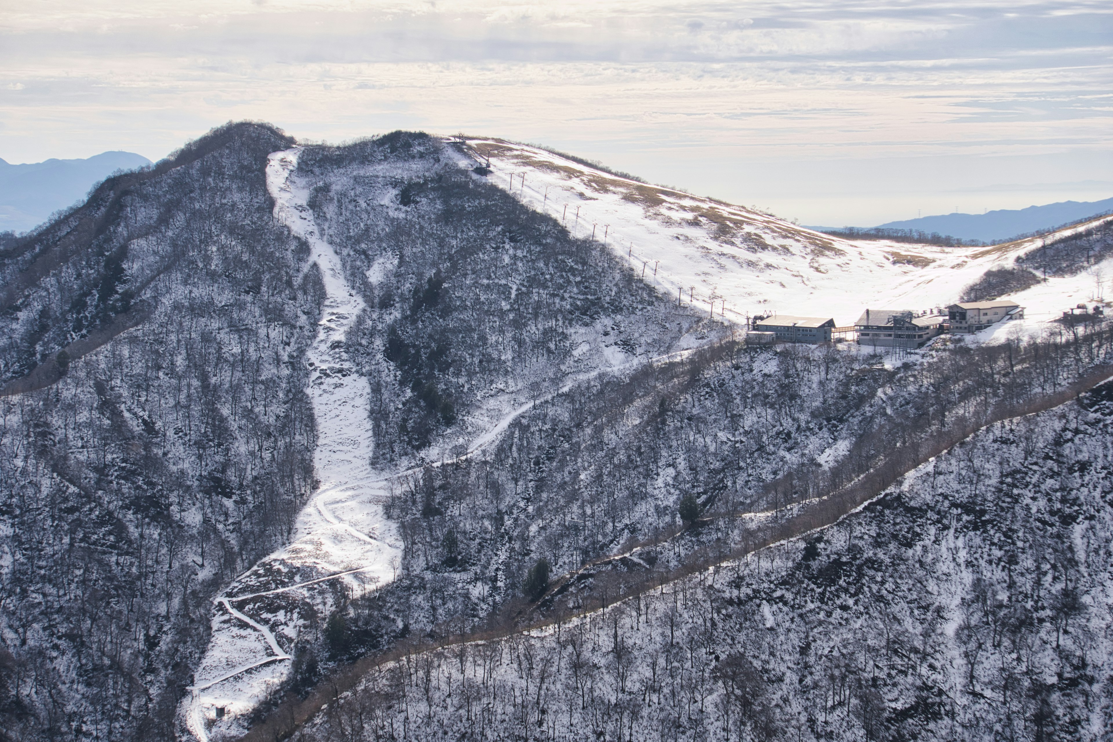 Schneebedeckte Berglandschaft mit Skipisten