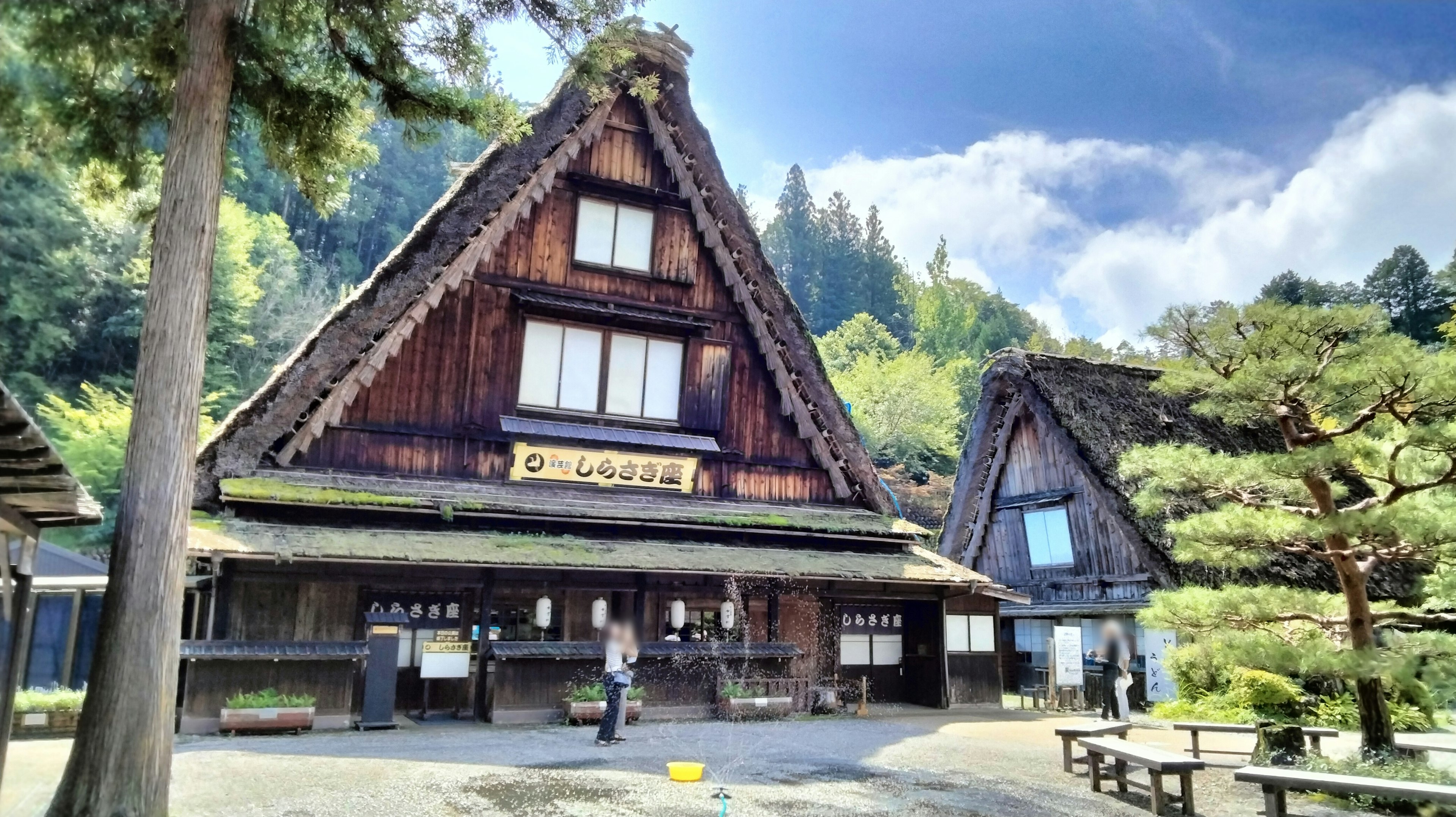 Edificio tradizionale gassho-zukuri in una zona montuosa panoramica