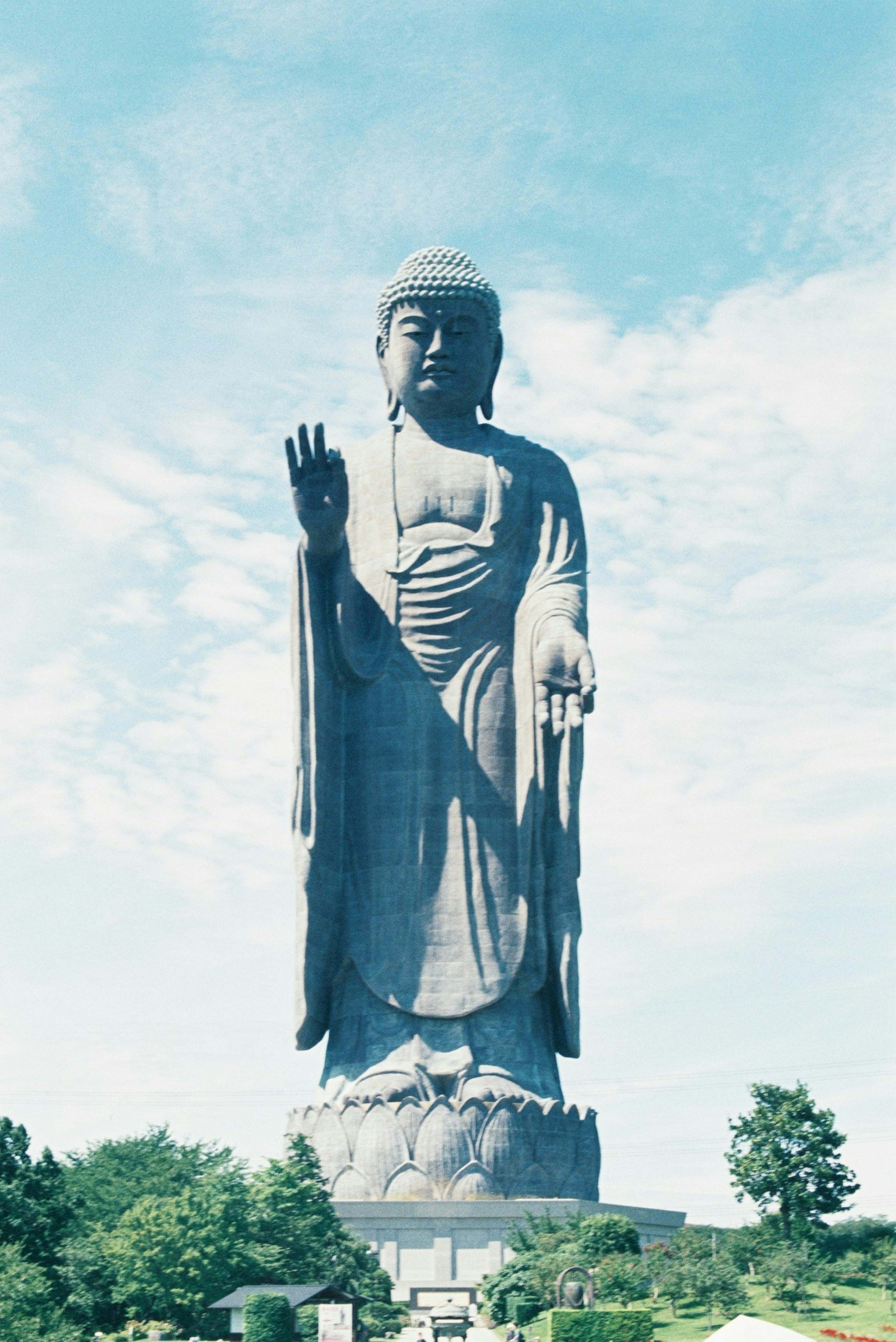 Un'imponente statua di Buddha contro un cielo blu