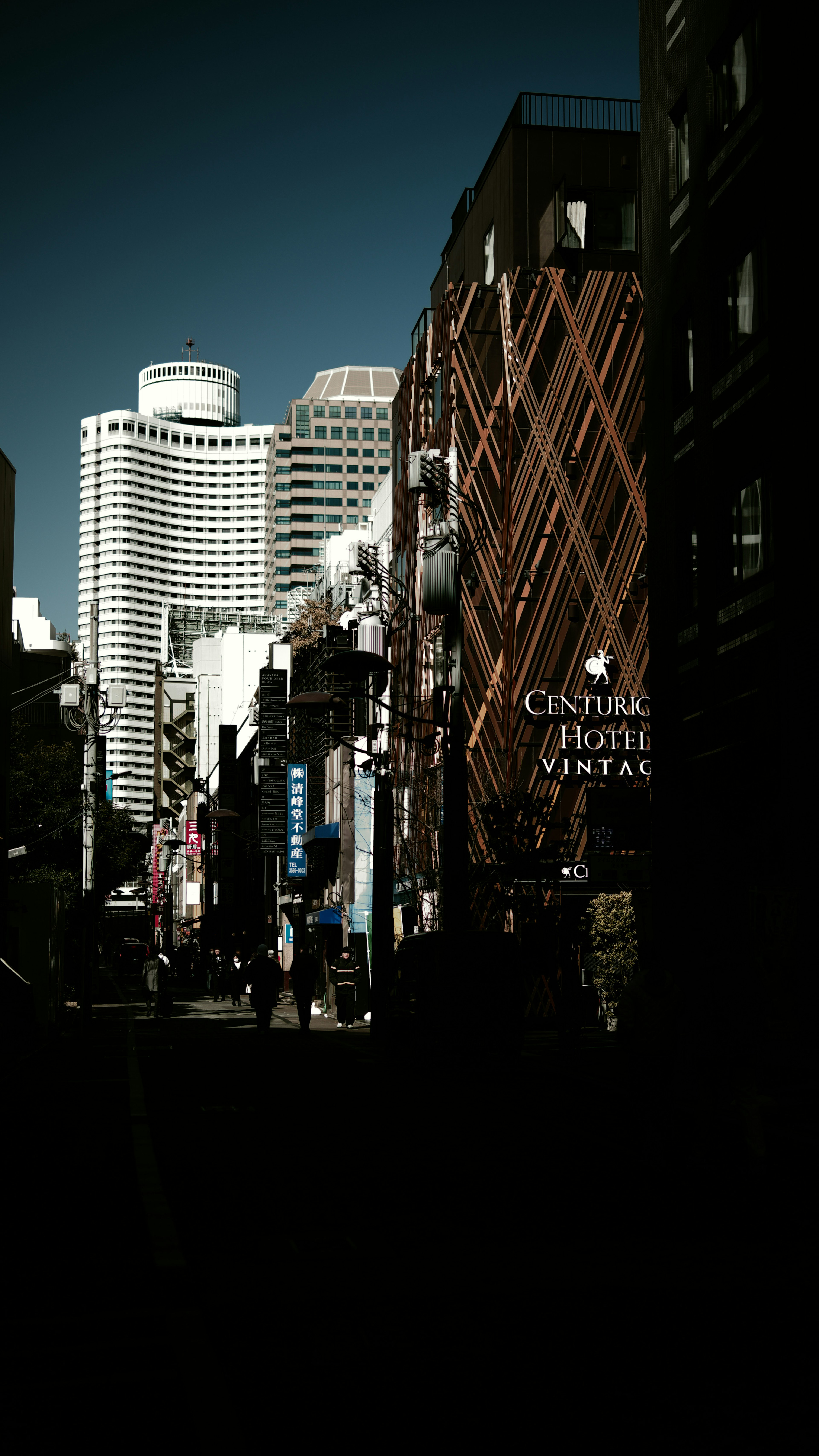 都市の通りと高層ビルが見える風景